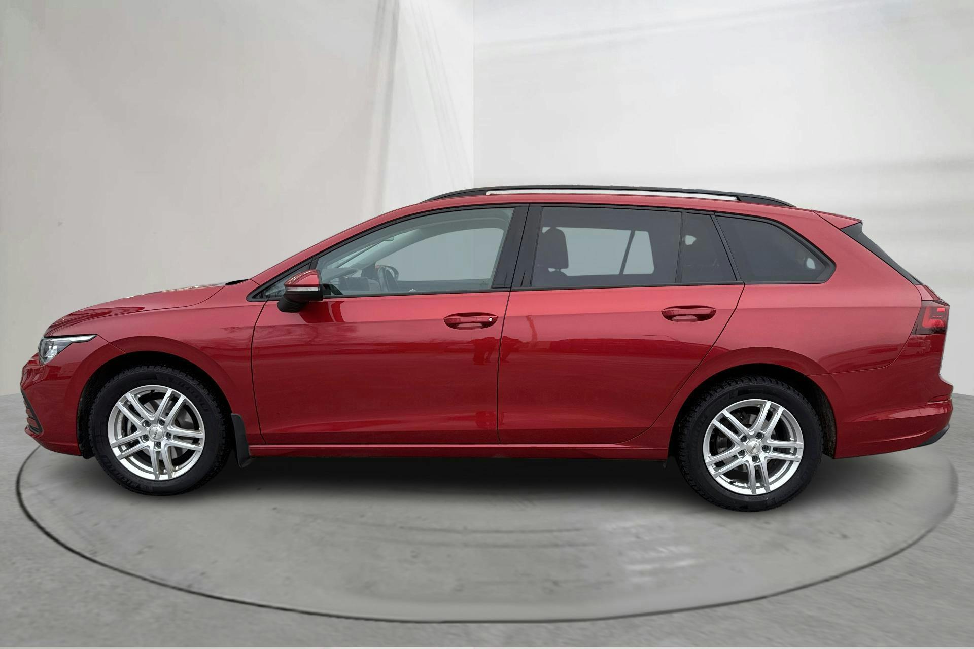 Esitlusfoto 2 aadressil 15: VW Golf VIII 1.5 TGI Sportscombi (130hk) - 53 860 km - Automaatne - Dark Red - 2023