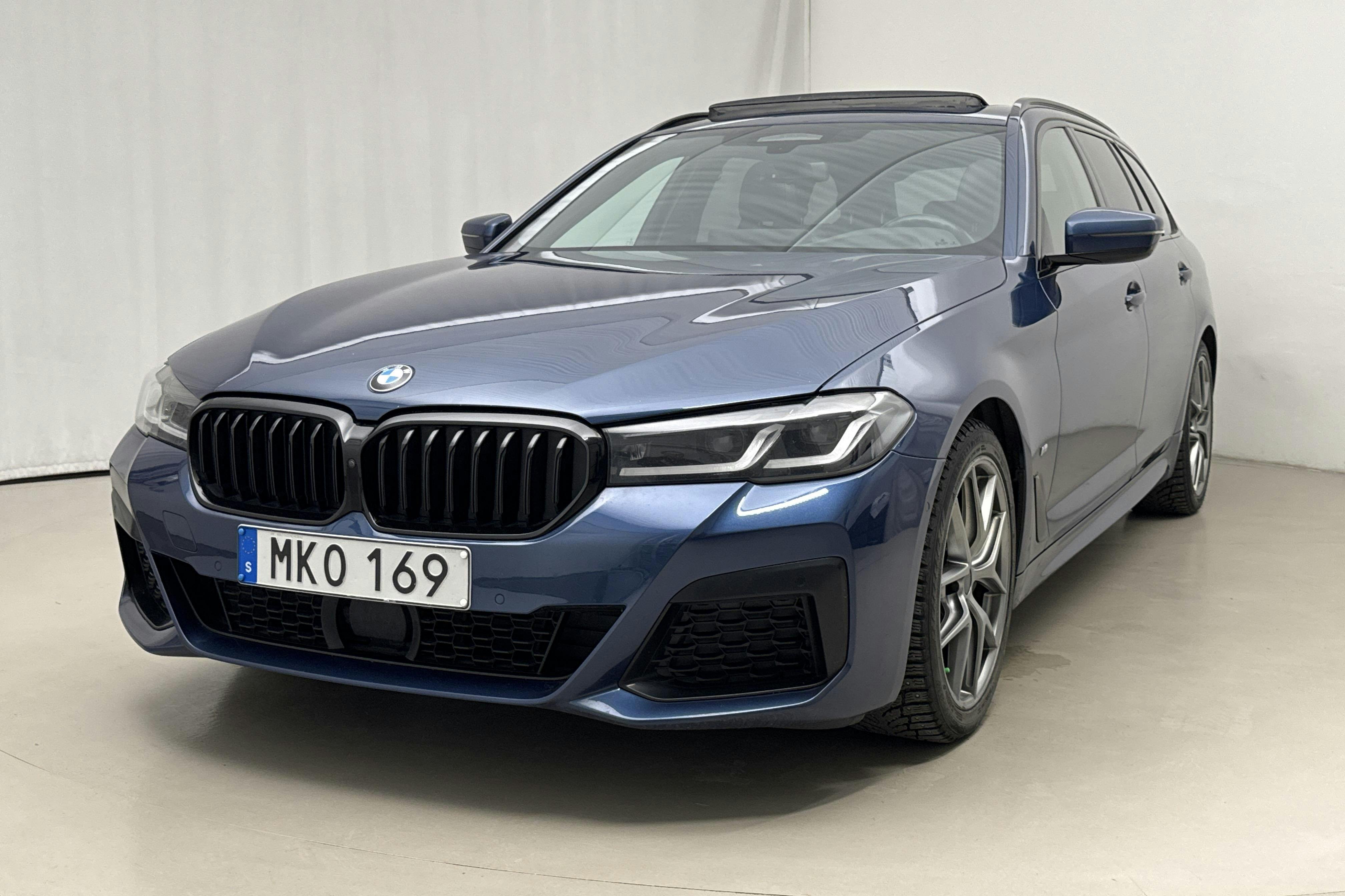 Presentation photo 1 of 23: BMW 530d xDrive Touring, G31 LCI (286hk+11hk) - 152 550 km - Automatic - blue - 2022