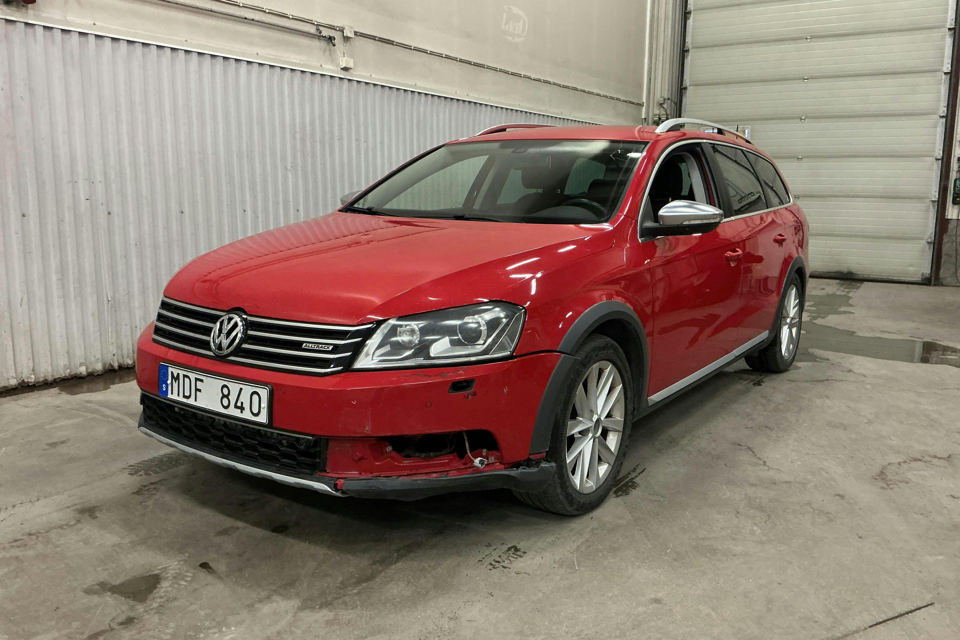 Presentation photo 1 of 17: VW Passat Alltrack 2.0 TDI BlueMotion Technology 4Motion (177hk) - 197 340 km - Automatic - red - 2013