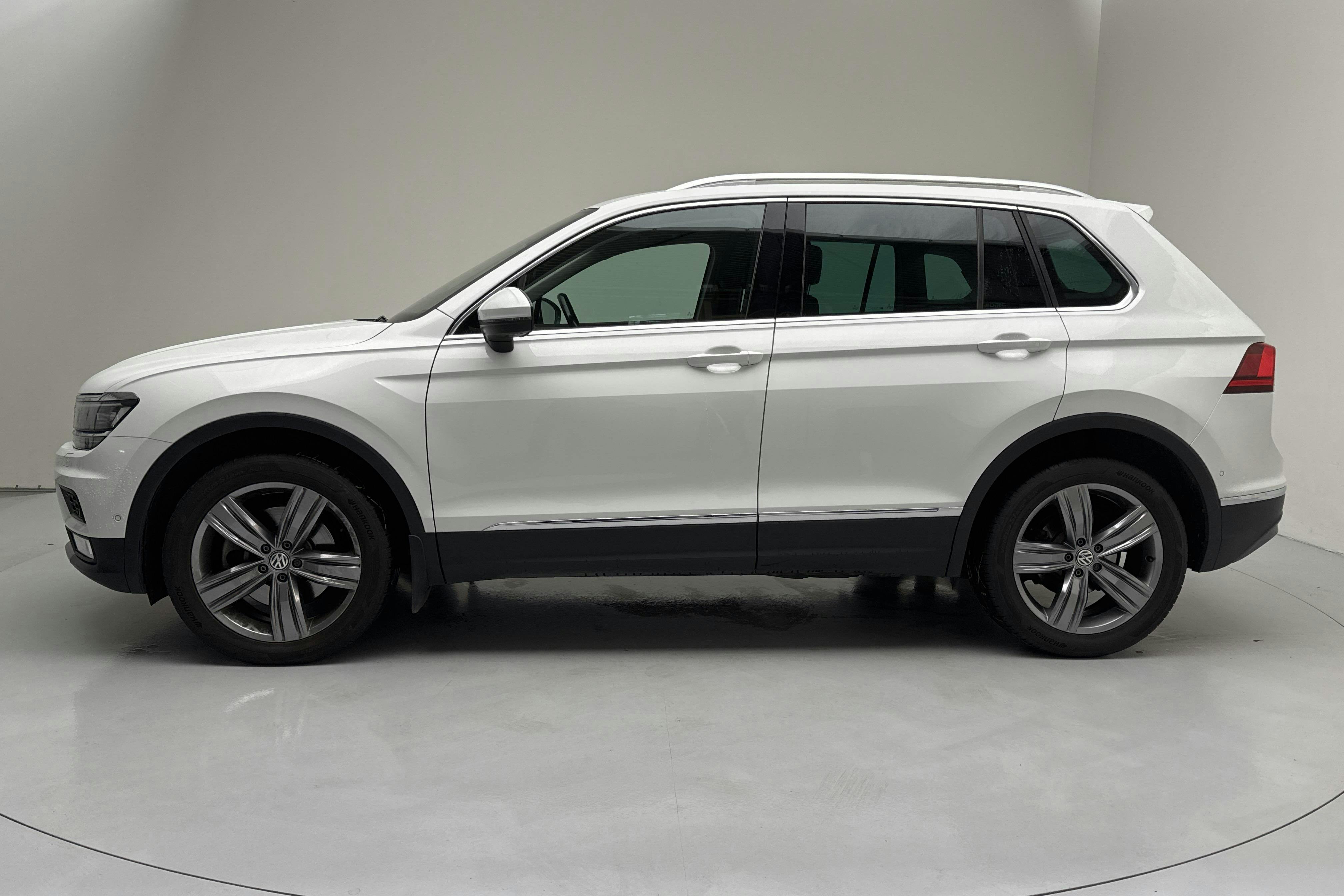 Presentationsfoto 2 av 15: VW Tiguan 2.0 TDI 4MOTION (190hk) - 11 967 mil - Automat - vit - 2017