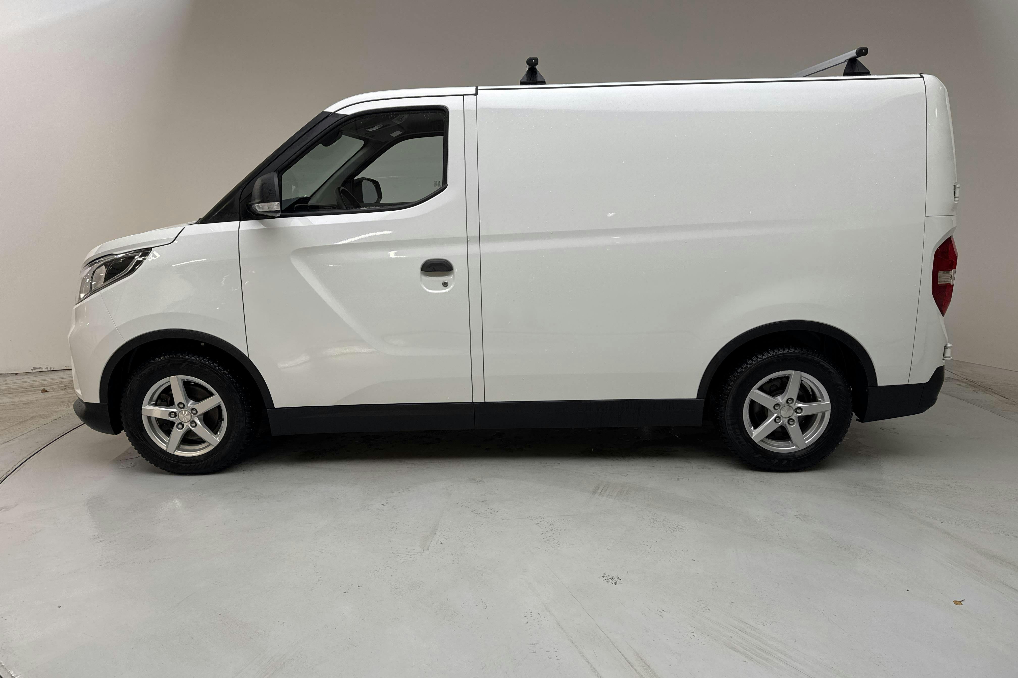 Presentation photo 2 of 15: Maxus e-Deliver 3 50.2kWh (120hk) - 16 690 km - Automatic - white - 2022