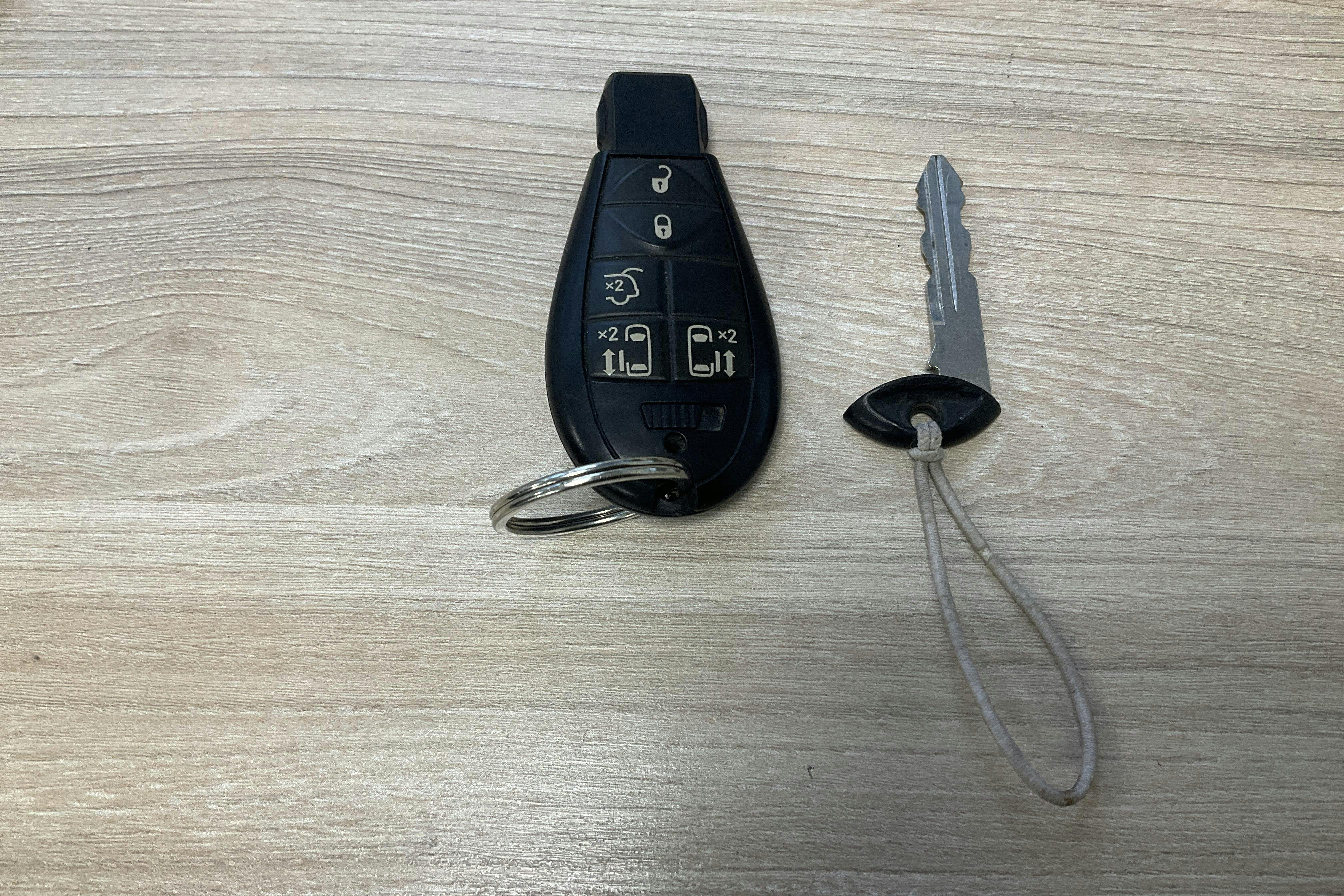 Presentationsfoto 12 av 12: Chrysler Grand Voyager 2.8 CRD (163hk) - 20 516 mil - Automat - röd - 2009