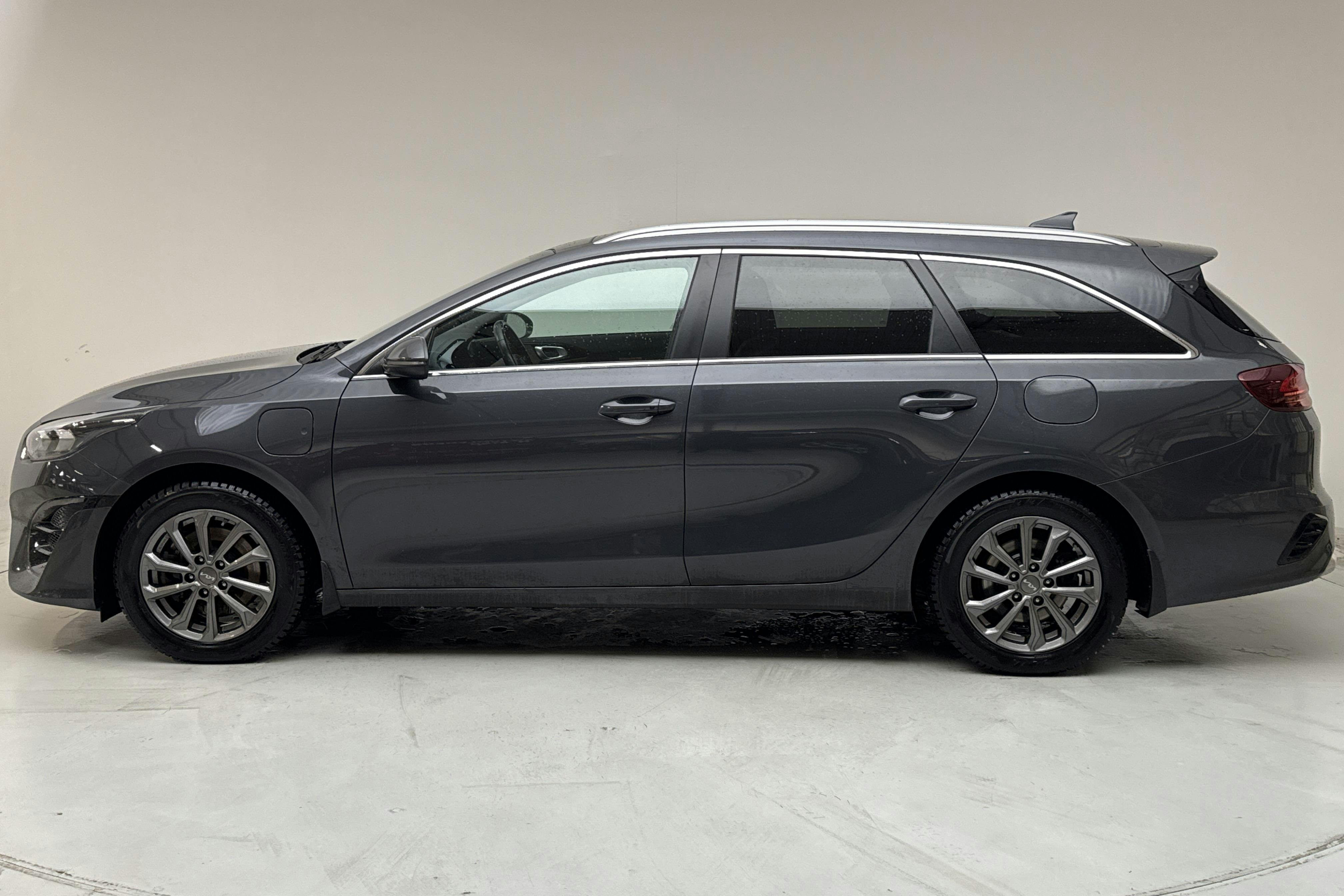 Presentationsfoto 2 av 18: KIA Ceed 1.6 Plug-in Hybrid SW (141hk) - 13 585 mil - Automat - grå - 2022