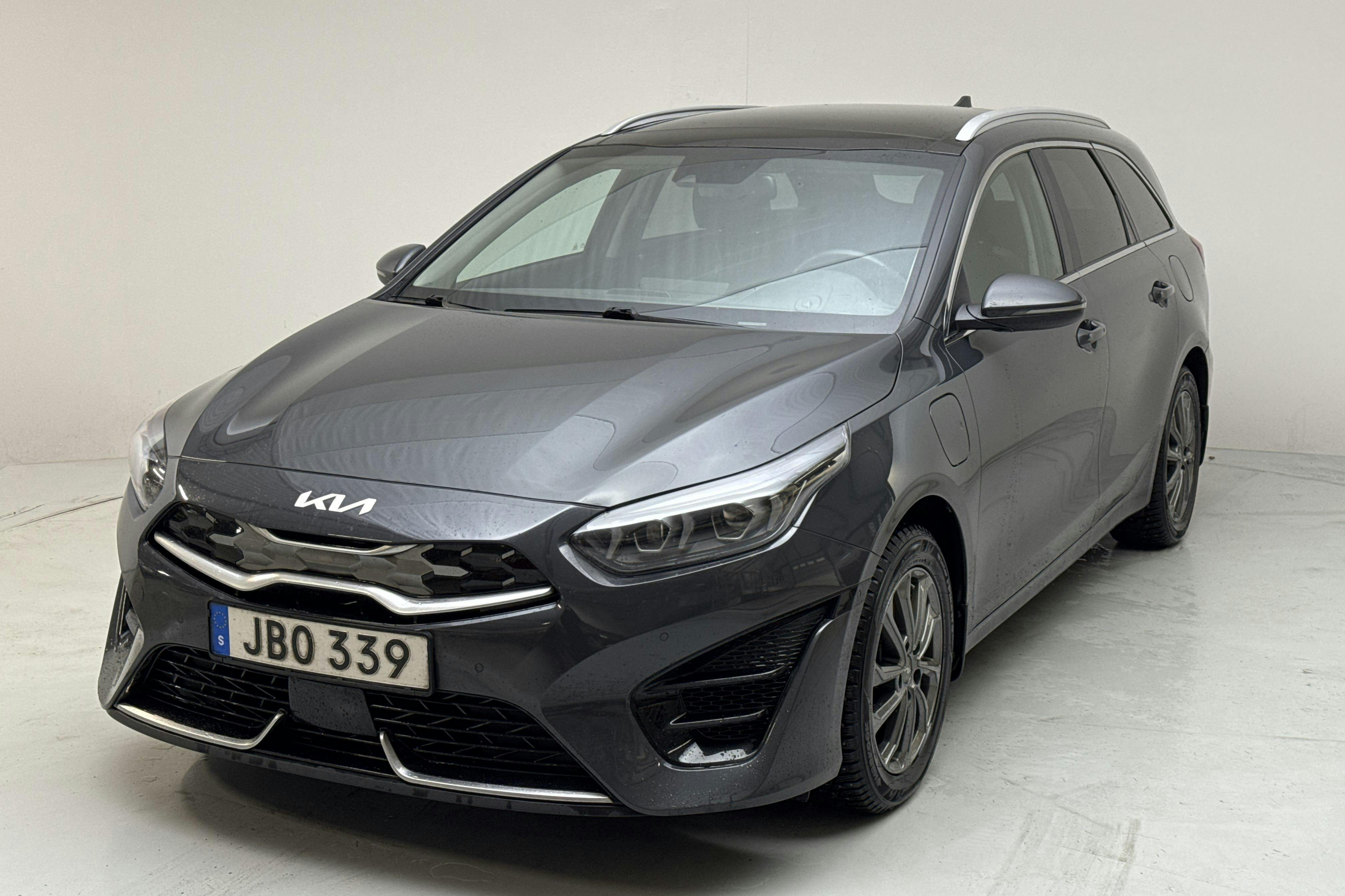 Presentationsfoto 1 av 18: KIA Ceed 1.6 Plug-in Hybrid SW (141hk) - 13 585 mil - Automat - grå - 2022