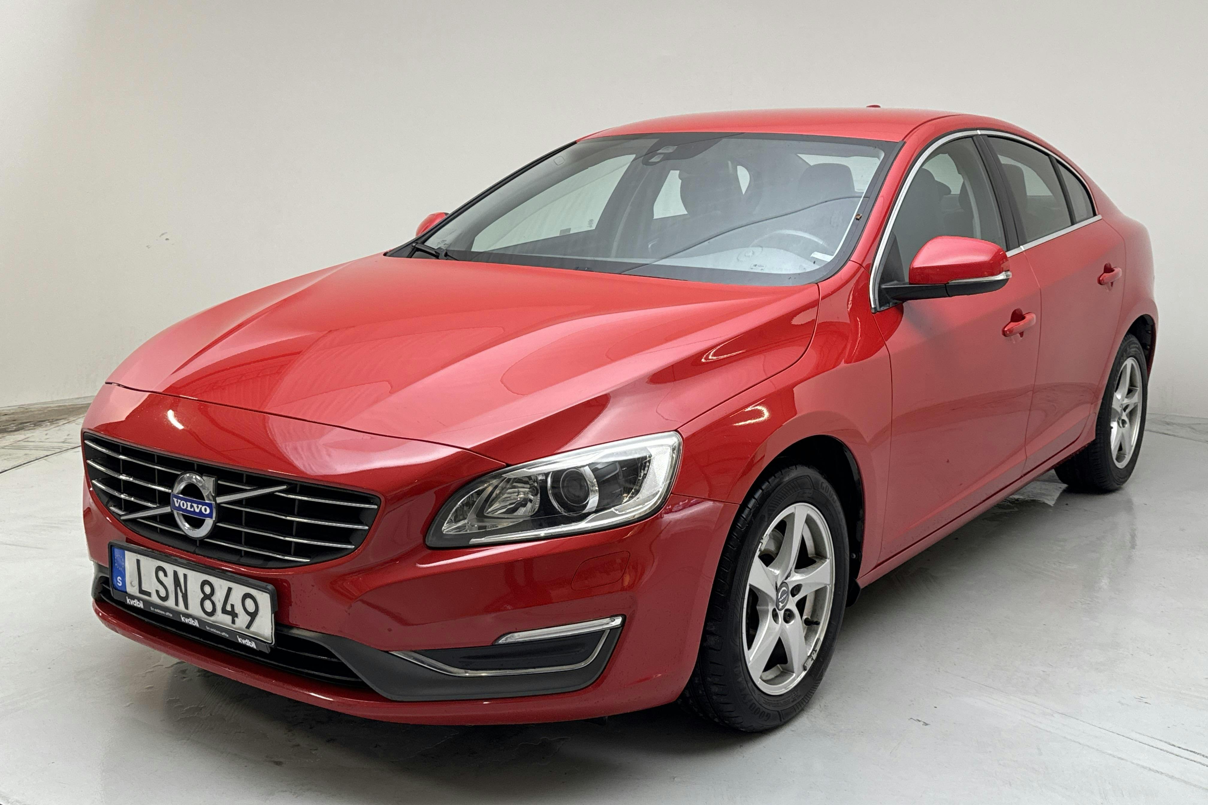 Volvo S60 D4 (181hk) - 9 773 mil - Automat - röd - 2015