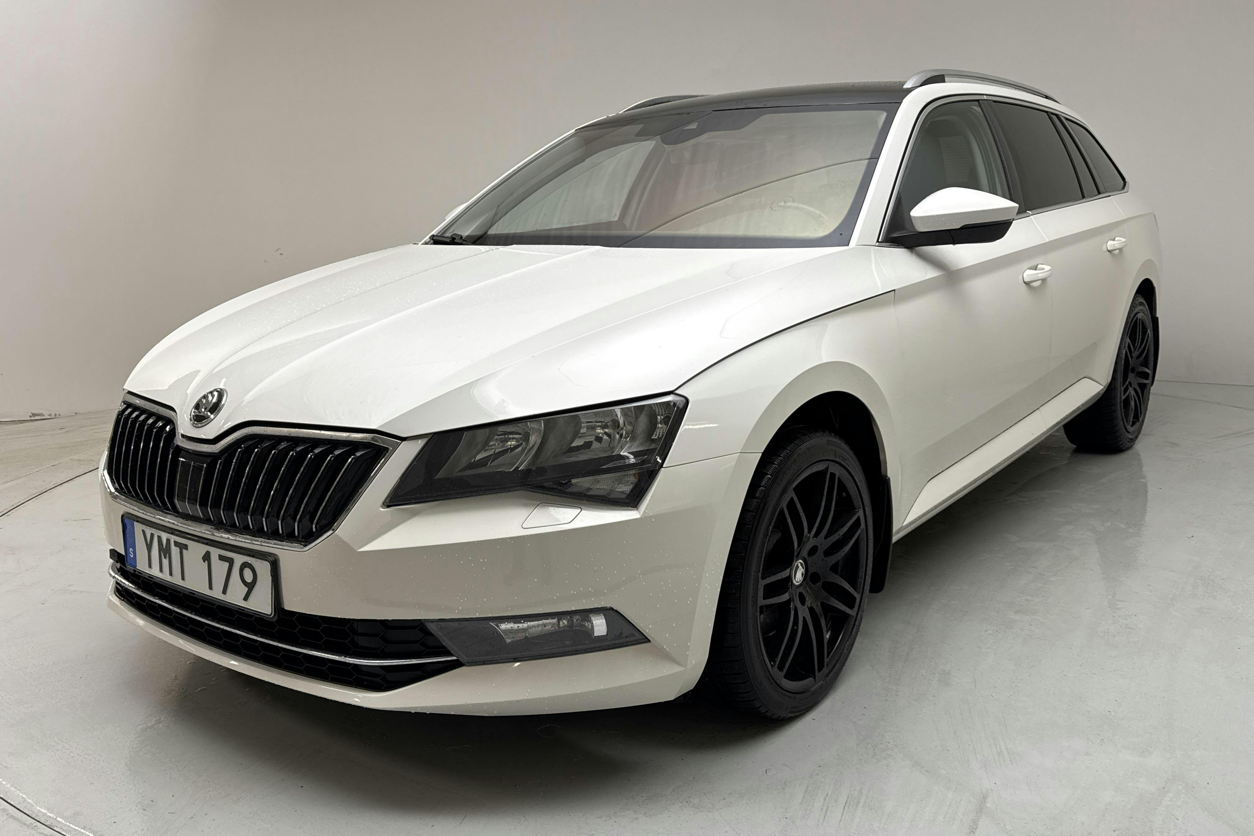 Presentation photo 1 of 14: Skoda Superb 2.0 TDI Kombi (150hk) - 259 590 km - Automatic - white - 2018
