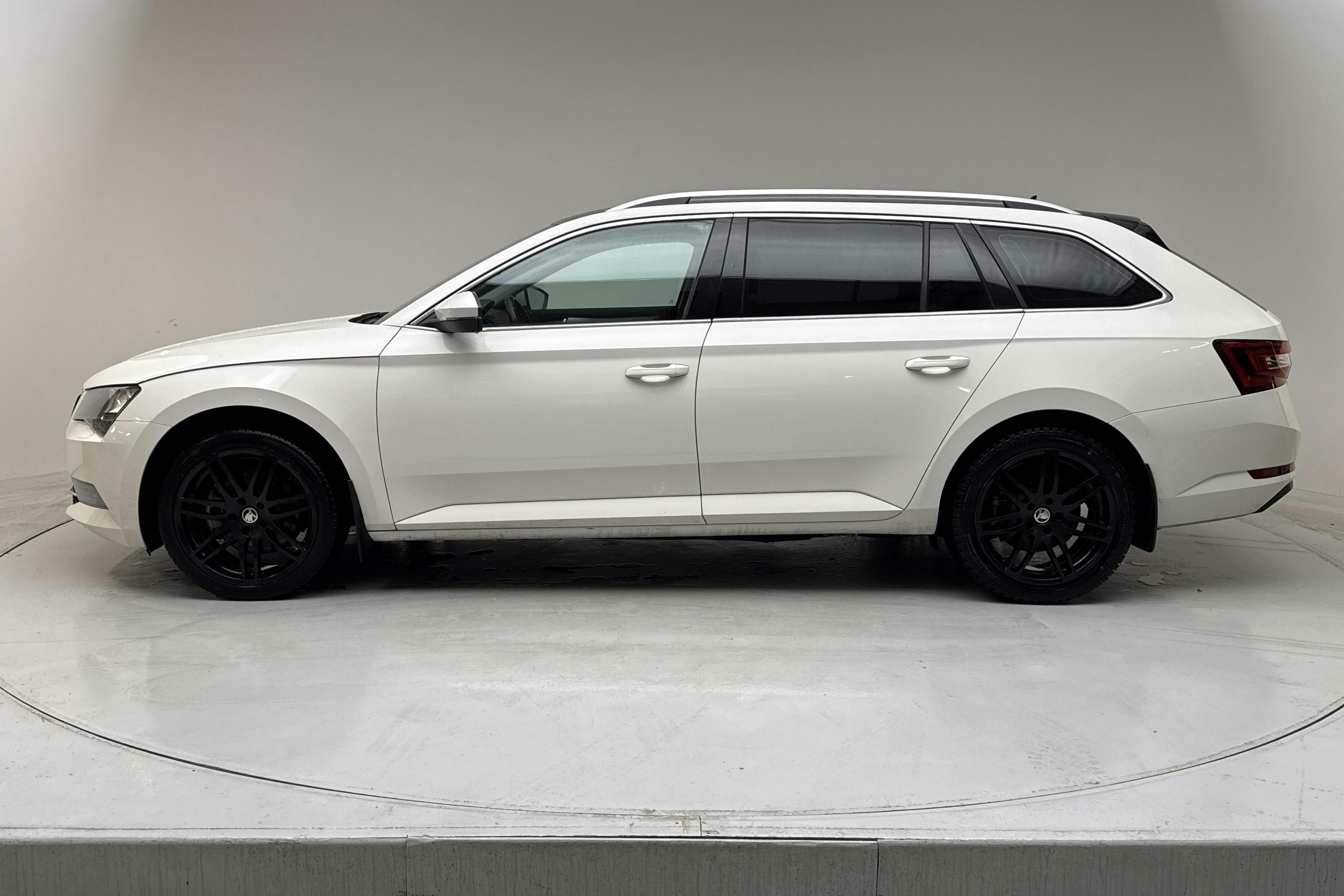 Presentation photo 2 of 14: Skoda Superb 2.0 TDI Kombi (150hk) - 259 590 km - Automatic - white - 2018