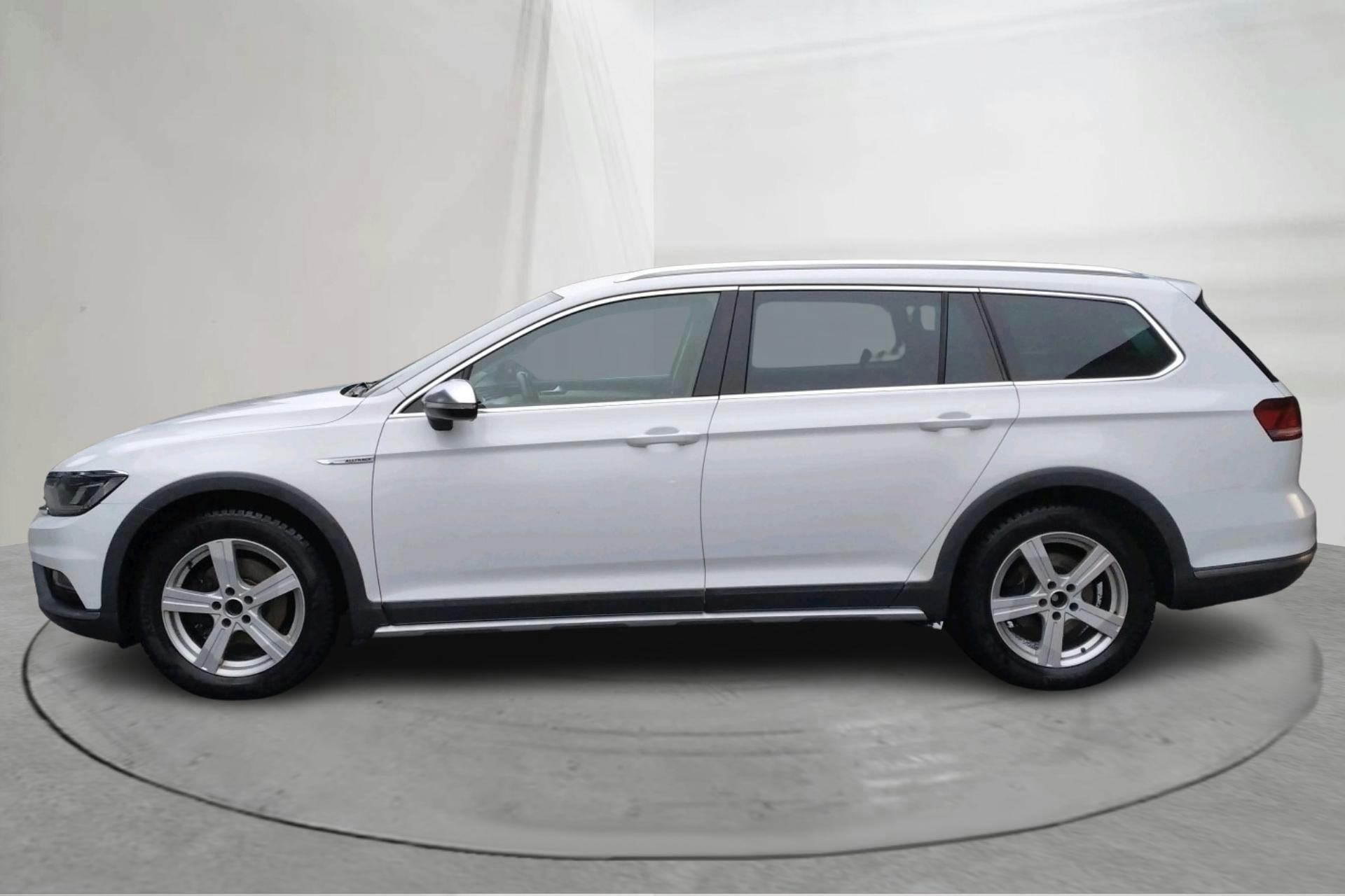 Presentationsfoto 2 av 15: VW Passat Alltrack 2.0 TDI 4MOTION (190hk) - 22 558 mil - Automat - vit - 2017