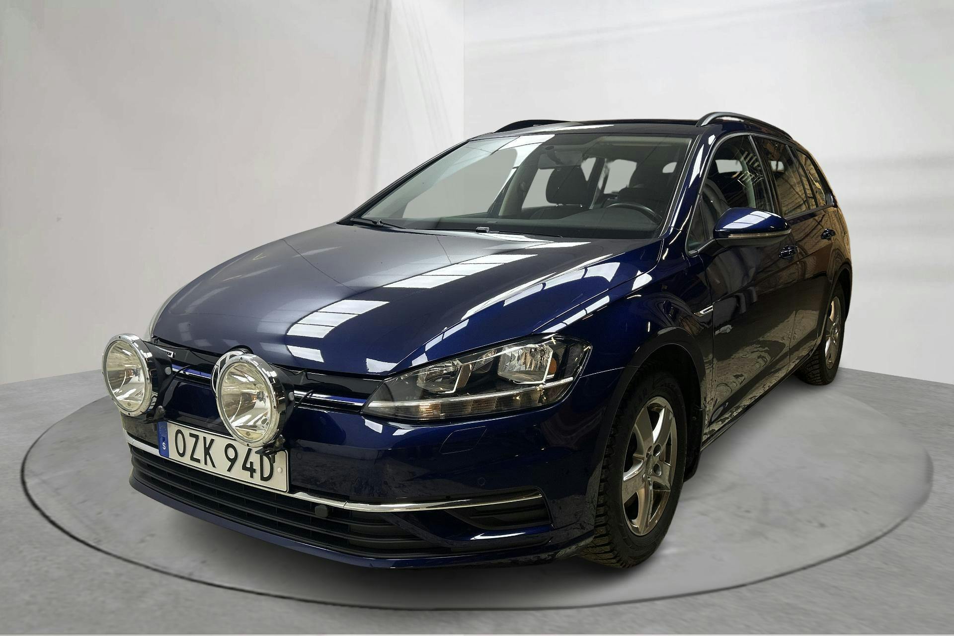 Presentation photo 1 of 14: VW Golf VII 1.5 TGI Sportscombi (130hk) - 29 620 km - Automatic - Dark Blue - 2020
