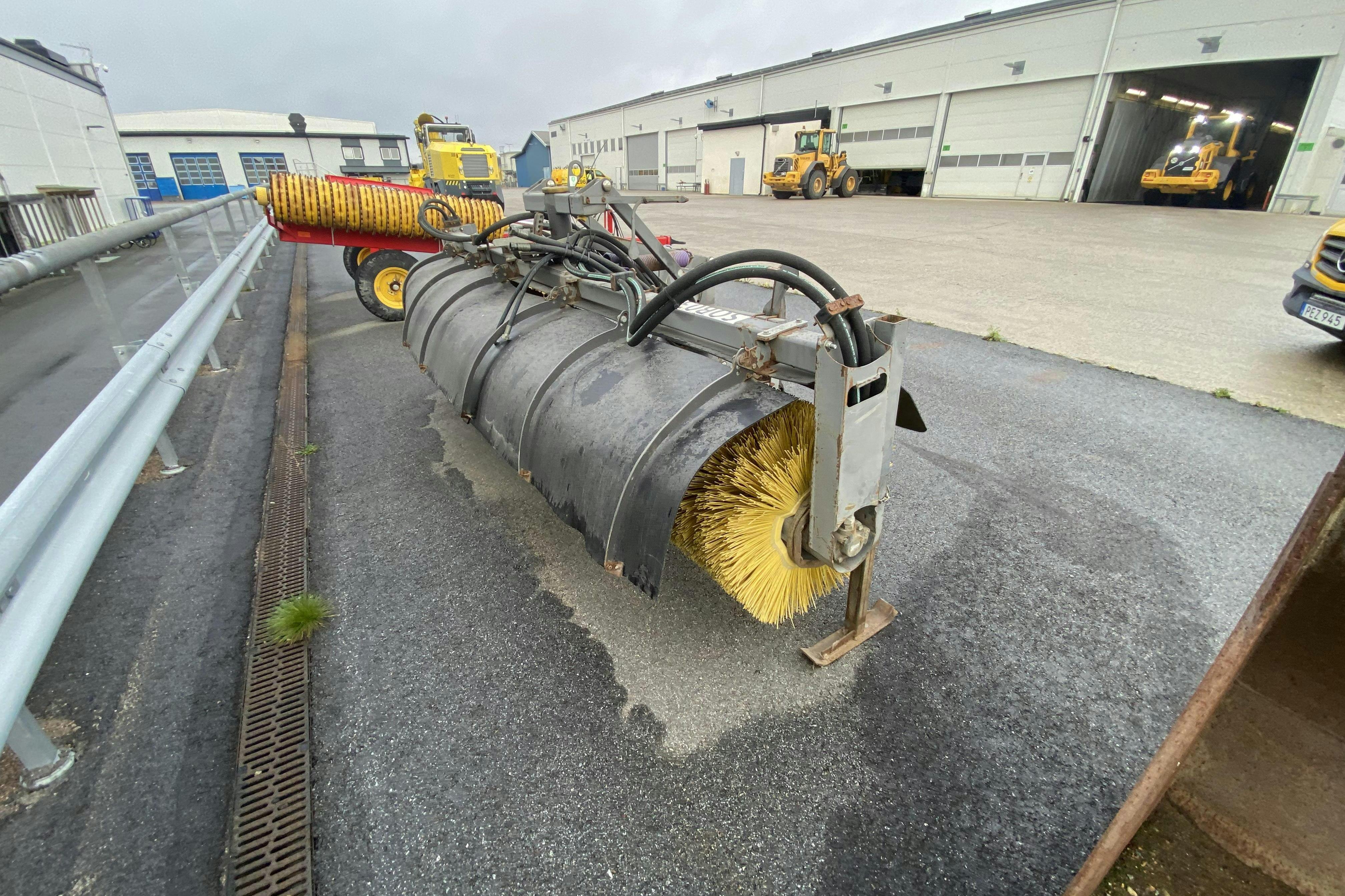 Presentation photo 1 of 8: Holms Industri AB Motordriven hydraulisk sopvals S - 0 km