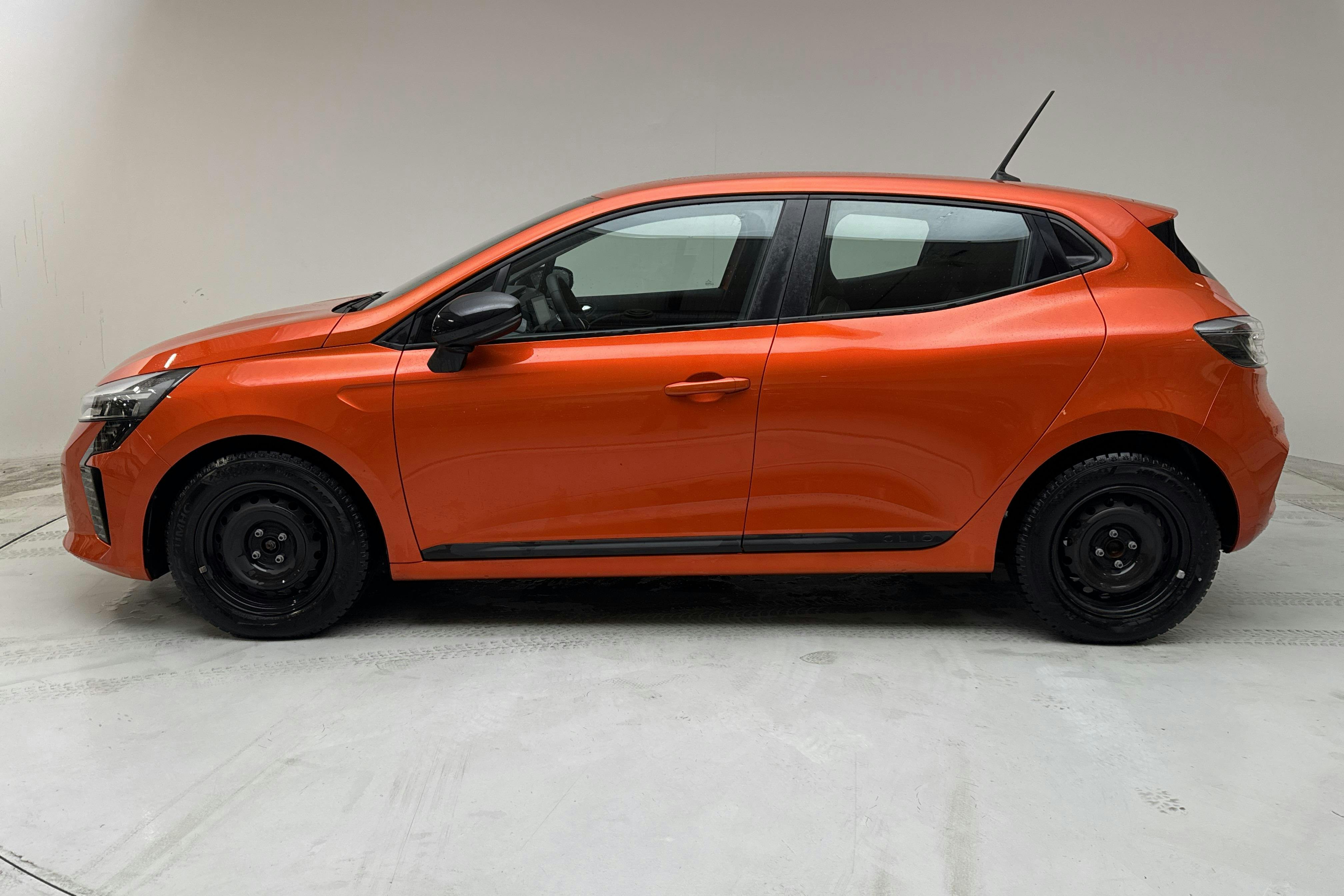 Præsentationsfoto 2 af 11: Renault Clio V 1.0 TCe 5dr (90hk) - 6 150 kilometer - Manuel - Orange farve - 2024