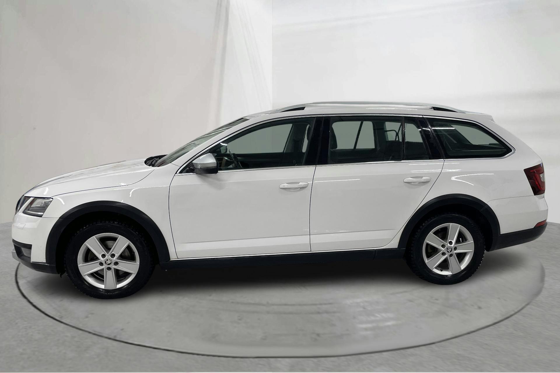 Presentation photo 2 of 16: Skoda Octavia Scout II 2.0 TDI 4X4 (150hk) - 231 680 km - Manual - white - 2018