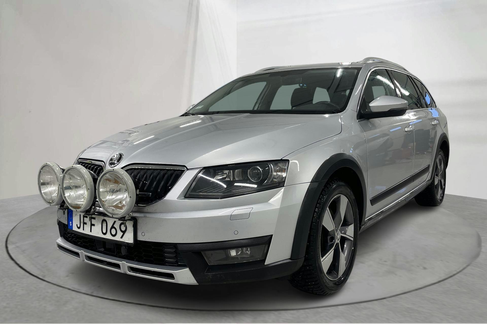 Presentation photo 1 of 16: Skoda Octavia Scout II 2.0 TDI 4X4 (184hk) - 147 280 km - Automatic - silver - 2017