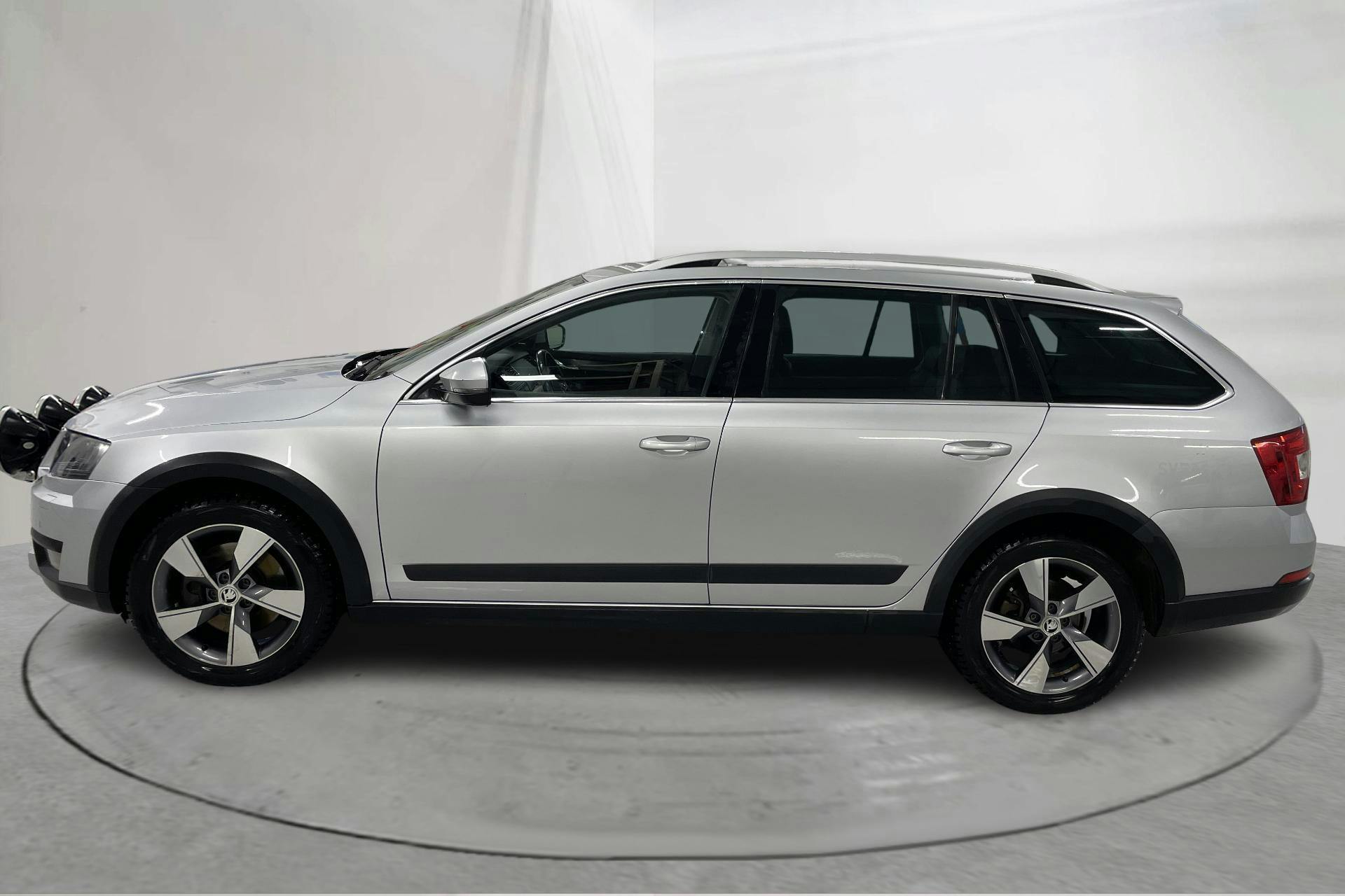 Presentation photo 2 of 16: Skoda Octavia Scout II 2.0 TDI 4X4 (184hk) - 147 280 km - Automatic - silver - 2017