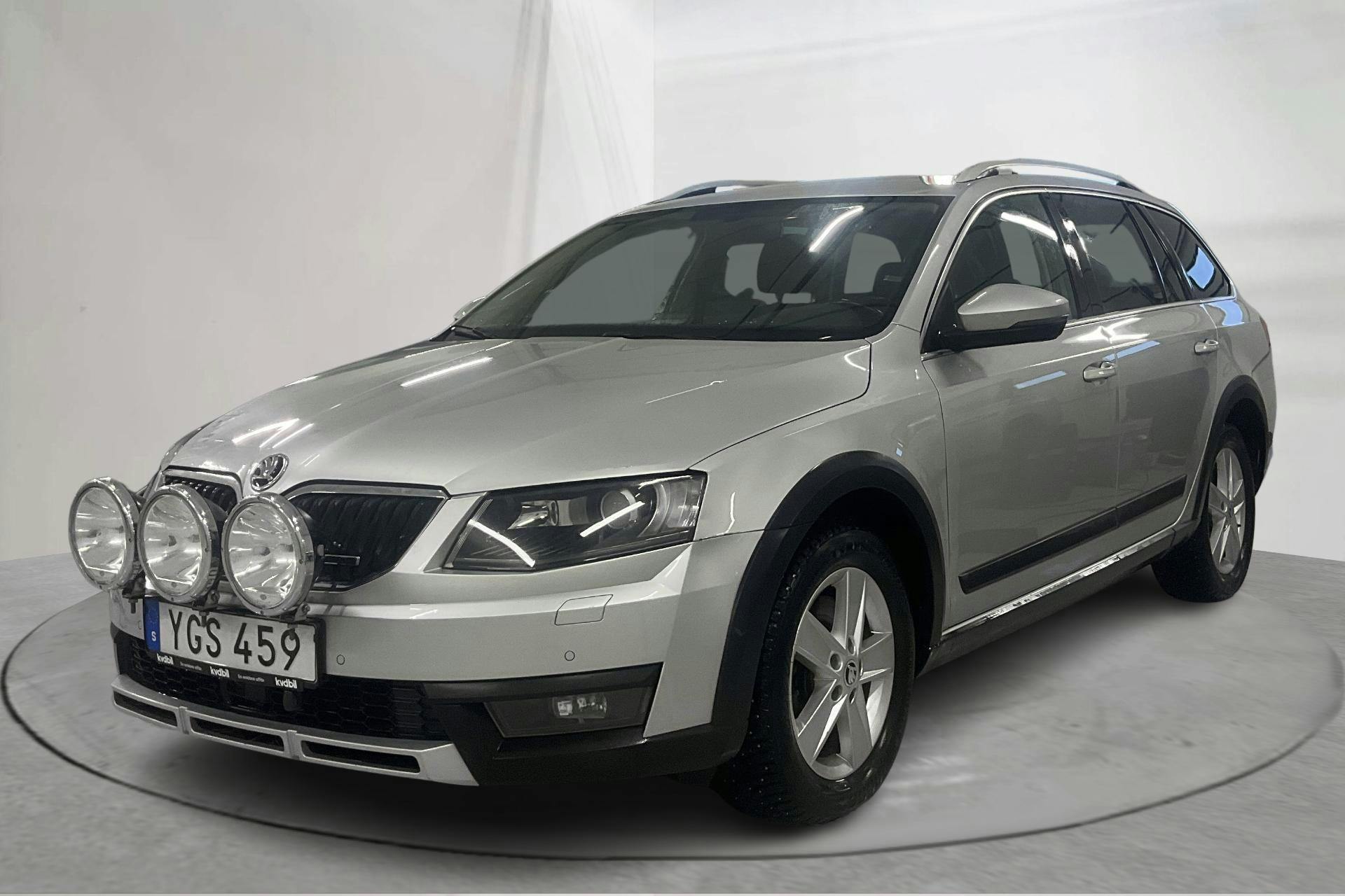 Presentation photo 1 of 22: Skoda Octavia Scout II 2.0 TDI 4X4 (184hk) - 176 500 km - Automatic - silver - 2017