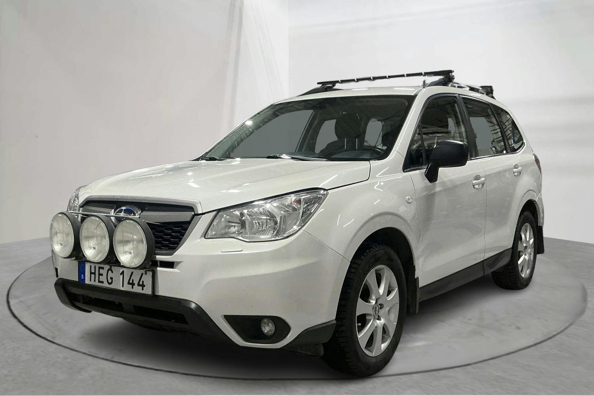 Presentation photo 1 of 14: Subaru Forester 2.0D (147hk) - 243 130 km - Automatic - white - 2015