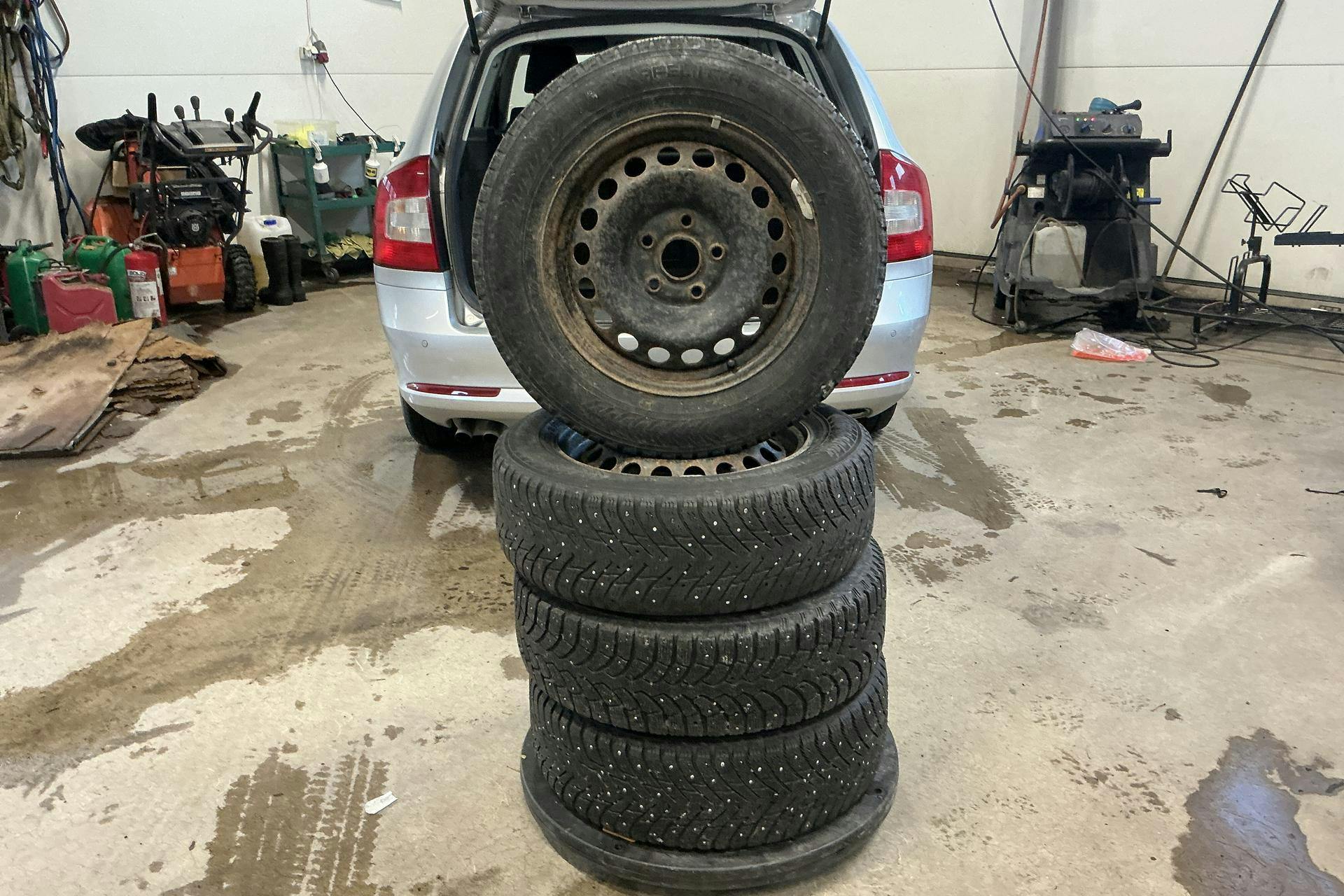 Presentation photo 12 of 12: Skoda Octavia II 1.6 TDI Kombi 4X4 (105hk) - 202 460 km - Manual - silver - 2011