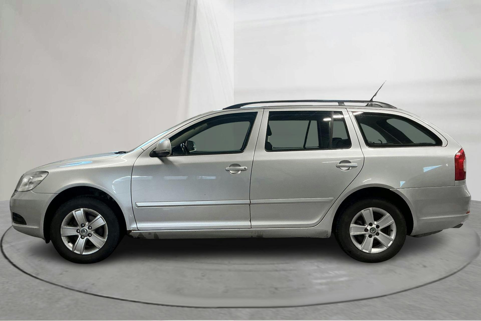 Presentation photo 2 of 12: Skoda Octavia II 1.6 TDI Kombi 4X4 (105hk) - 202 460 km - Manual - silver - 2011
