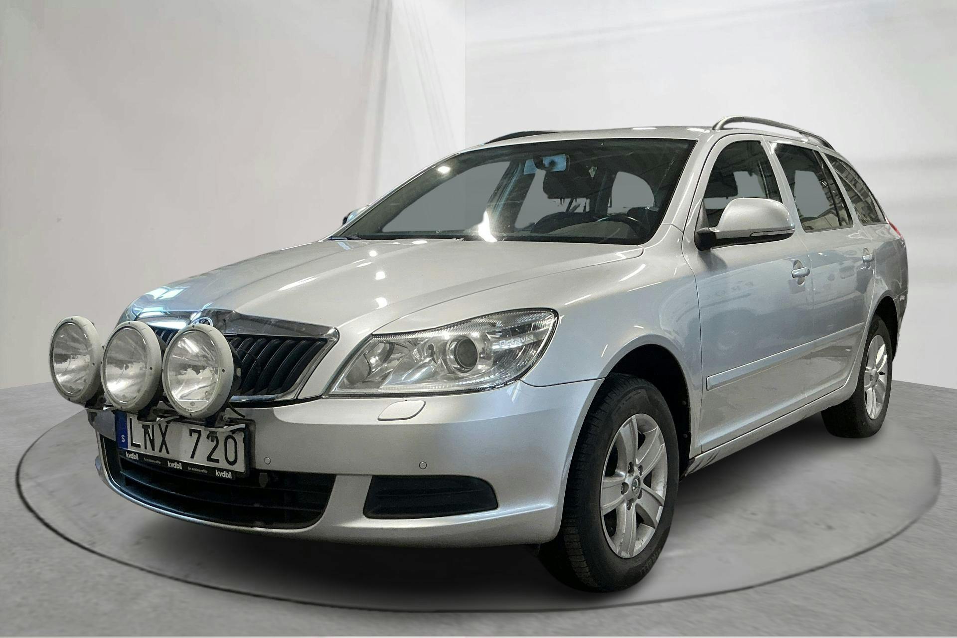 Presentation photo 1 of 12: Skoda Octavia II 1.6 TDI Kombi 4X4 (105hk) - 202 460 km - Manual - silver - 2011