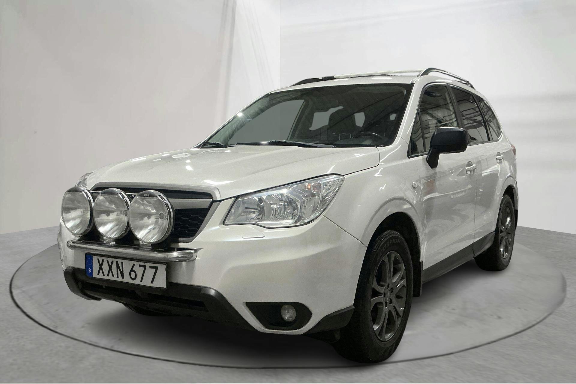 Presentation photo 1 of 13: Subaru Forester 2.0D (147hk) - 190 650 km - Automatic - white - 2015