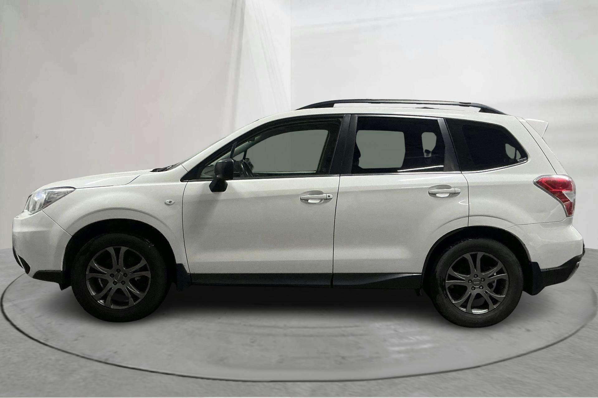 Presentation photo 2 of 13: Subaru Forester 2.0D (147hk) - 190 650 km - Automatic - white - 2015