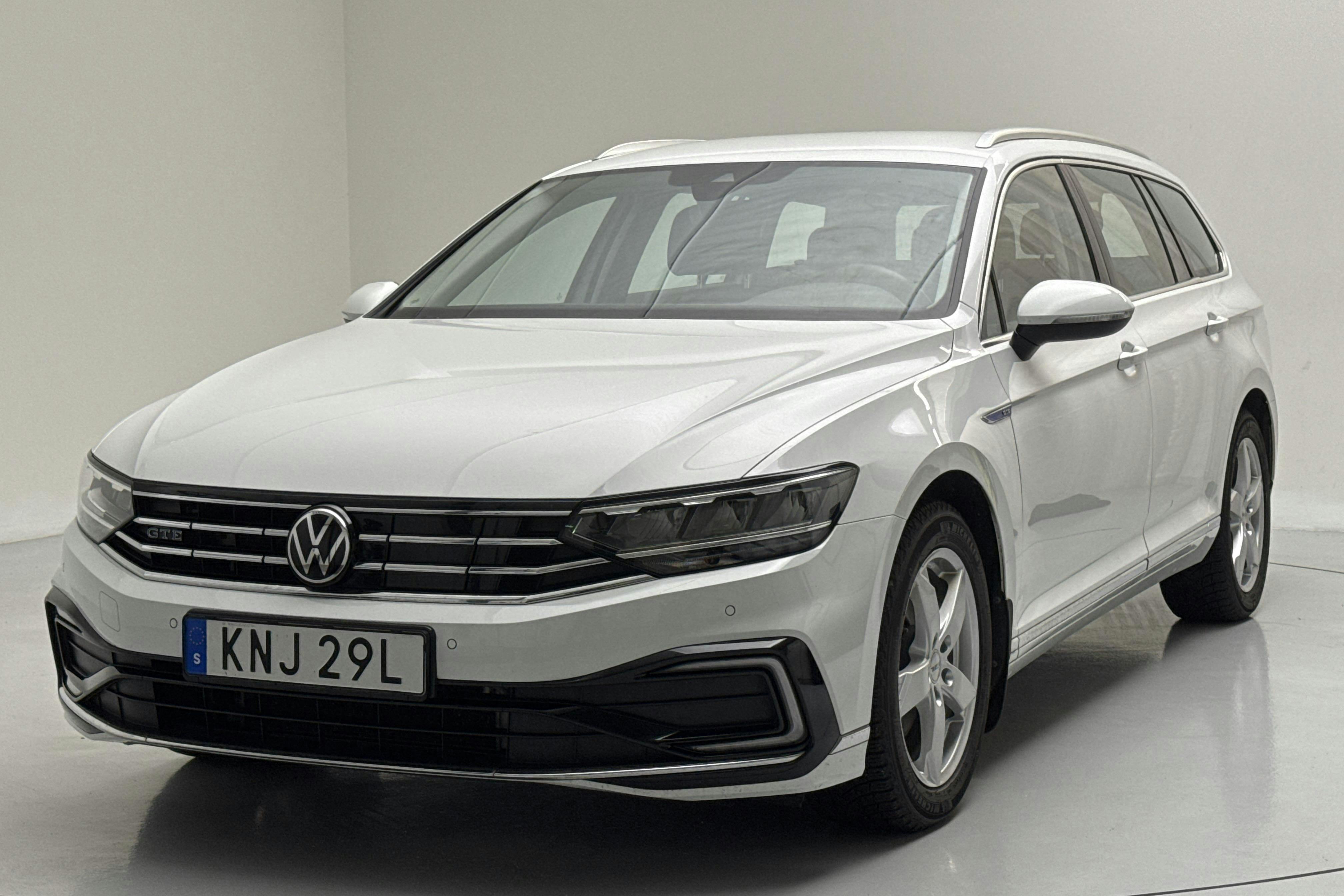 VW Passat 1.4 GTE Sportscombi (218hk) - 4 773 mil - Automat - vit - 2022