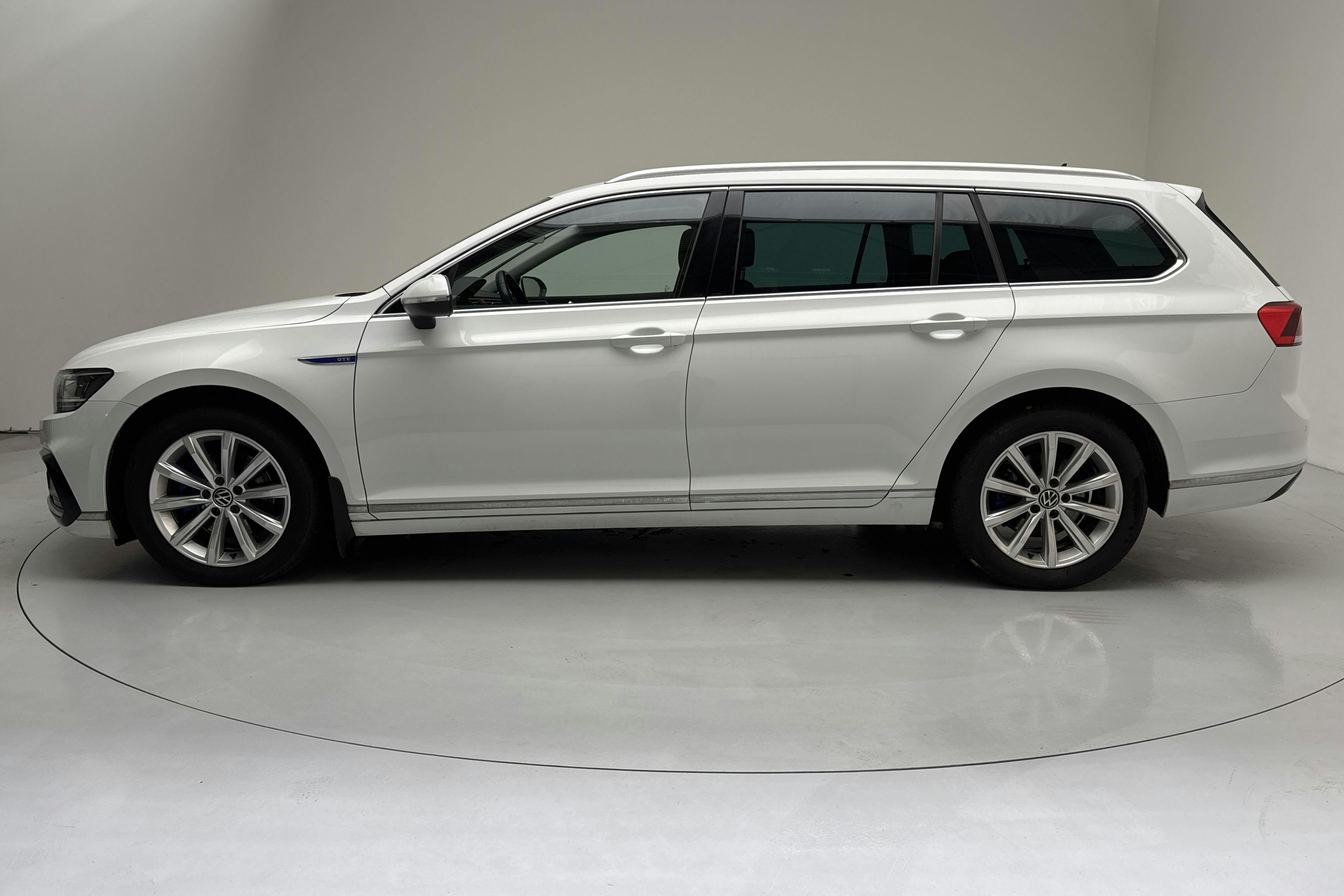 Presentationsfoto 2 av 17: VW Passat 1.4 GTE Sportscombi (218hk) - 10 254 mil - Automat - vit - 2022