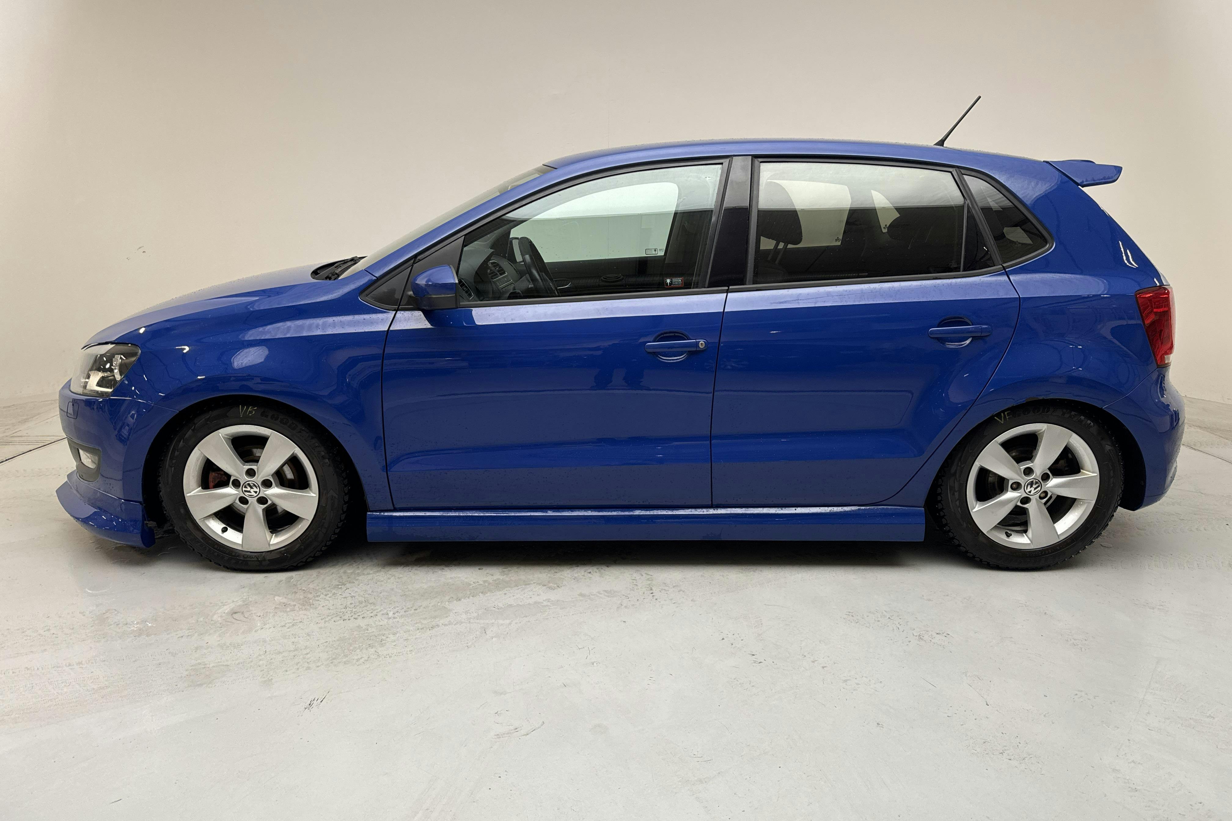 Presentation photo 2 of 15: VW Polo 1.6 TDI 5dr (90hk) - 204 400 km - Manual - blue - 2010