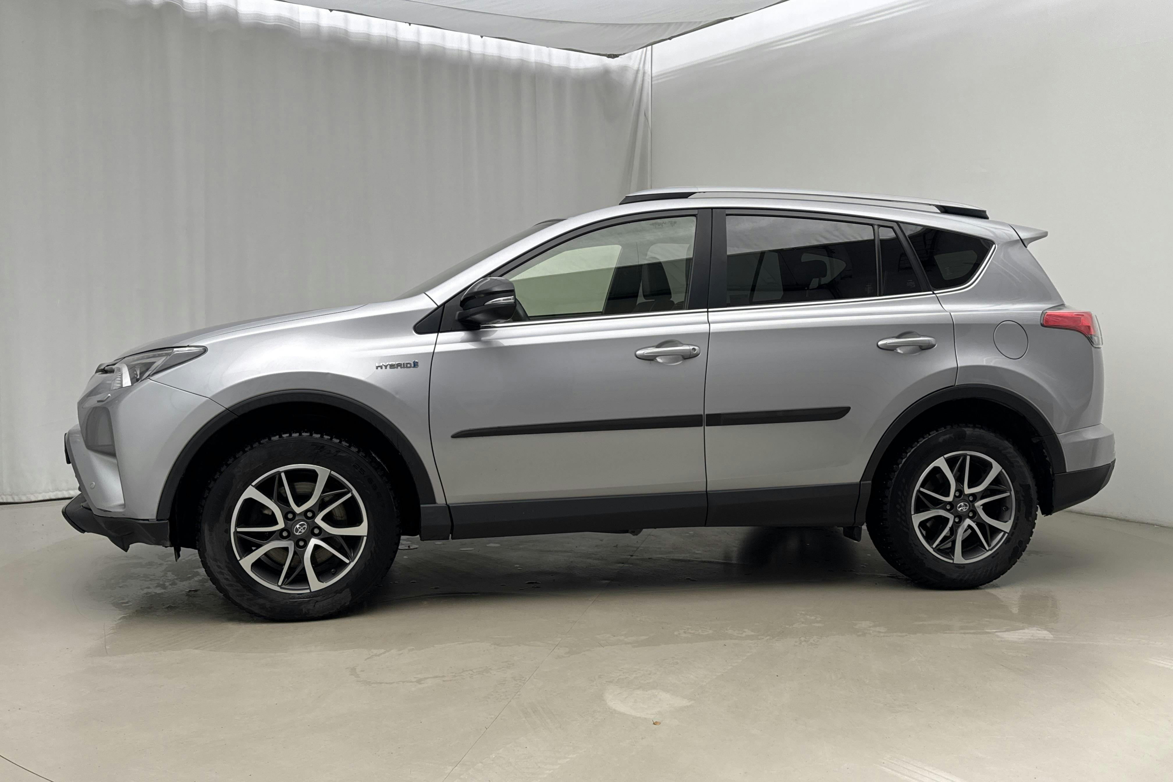 Zdjęcie prezentacyjne 2 z 18: Toyota RAV4 2.5 HSD AWD (197hk) - 126 520 km - Automatyczna - srebro - 2018