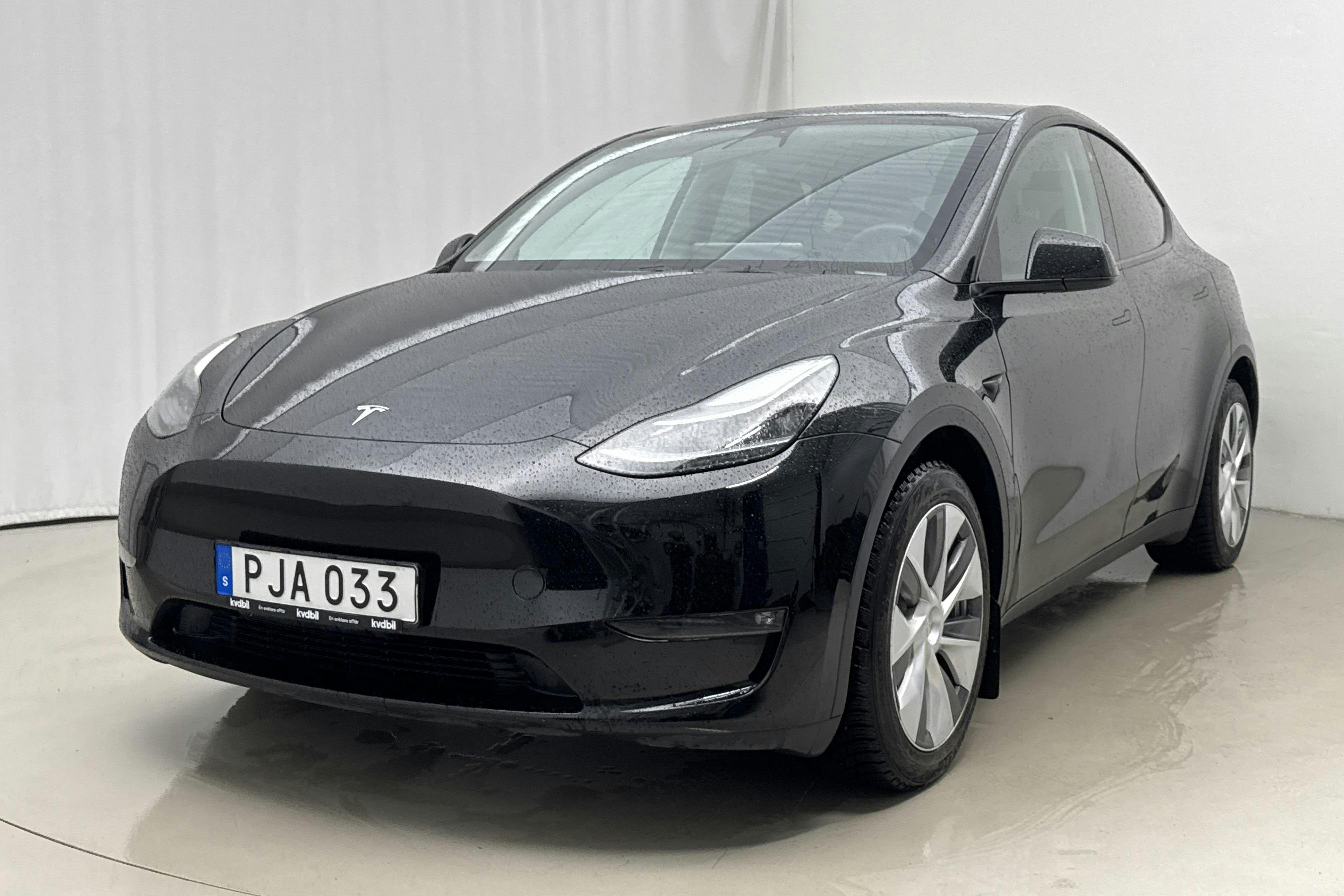 Presentationsfoto 1 av 21: Tesla Model Y Long Range Dual Motor AWD - 3 979 mil - Automat - svart - 2024