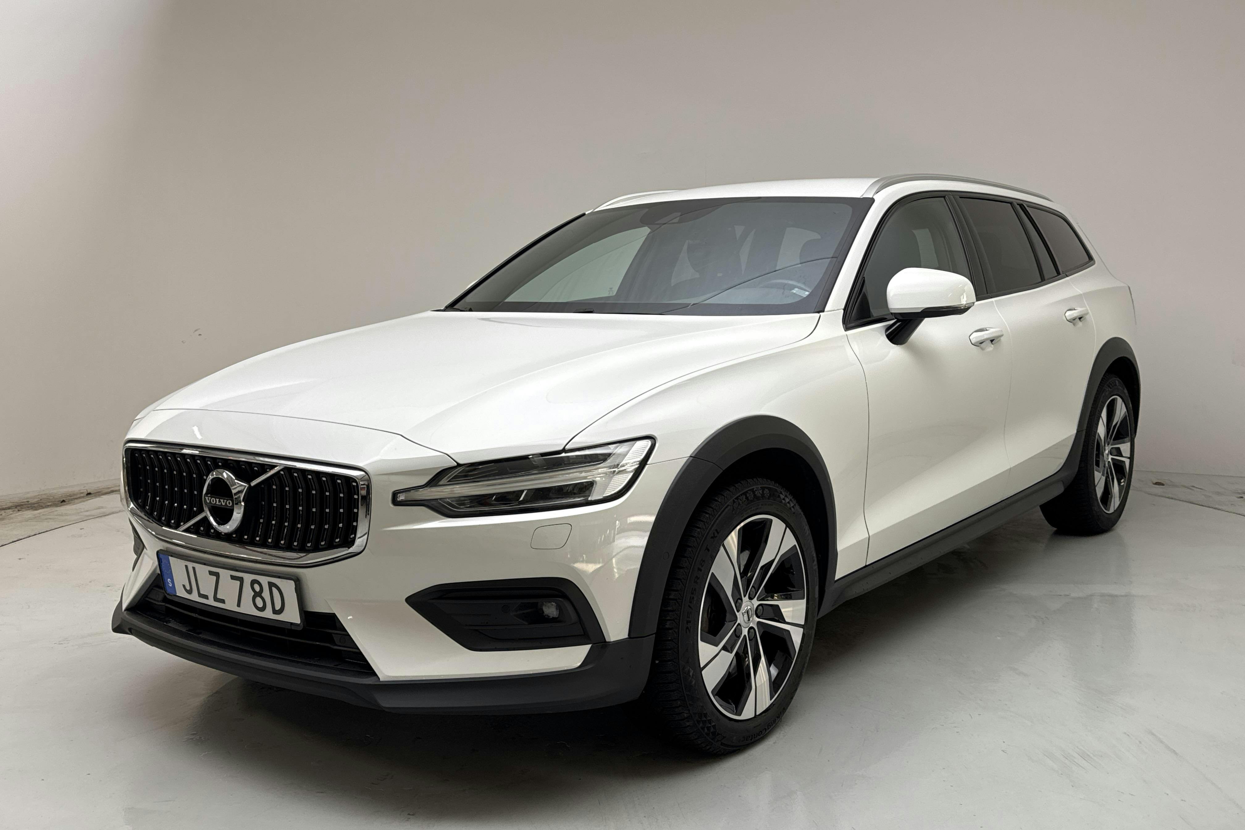 Presentation photo 1 of 16: Volvo V60 D4 Cross Country AWD (190hk) - 120 480 km - Automatic - white - 2019