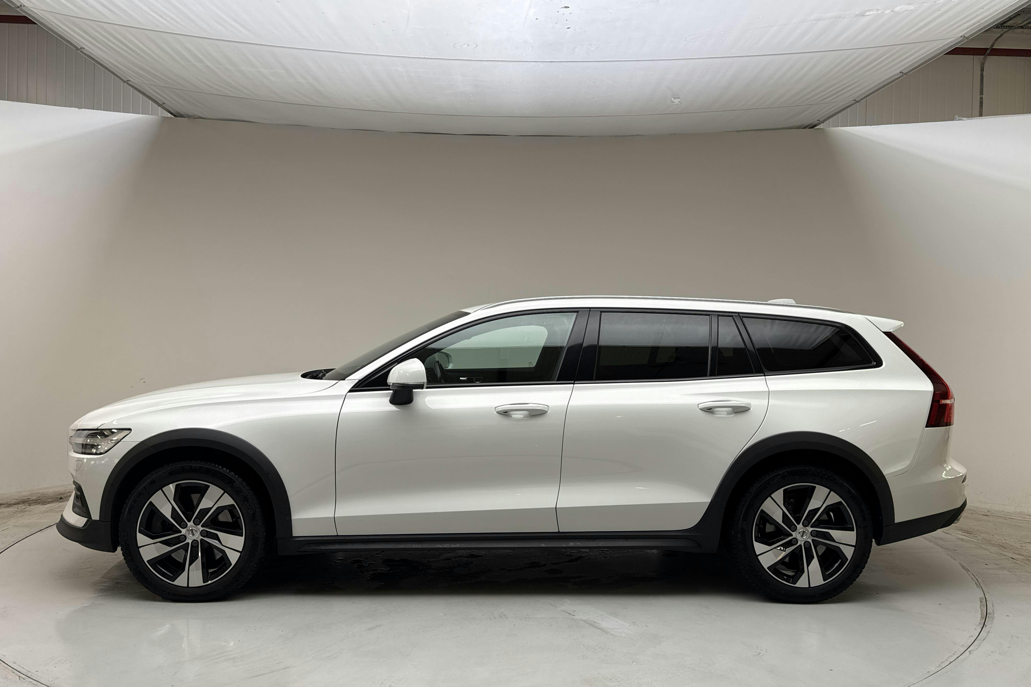 Presentation photo 2 of 16: Volvo V60 D4 Cross Country AWD (190hk) - 120 480 km - Automatic - white - 2019