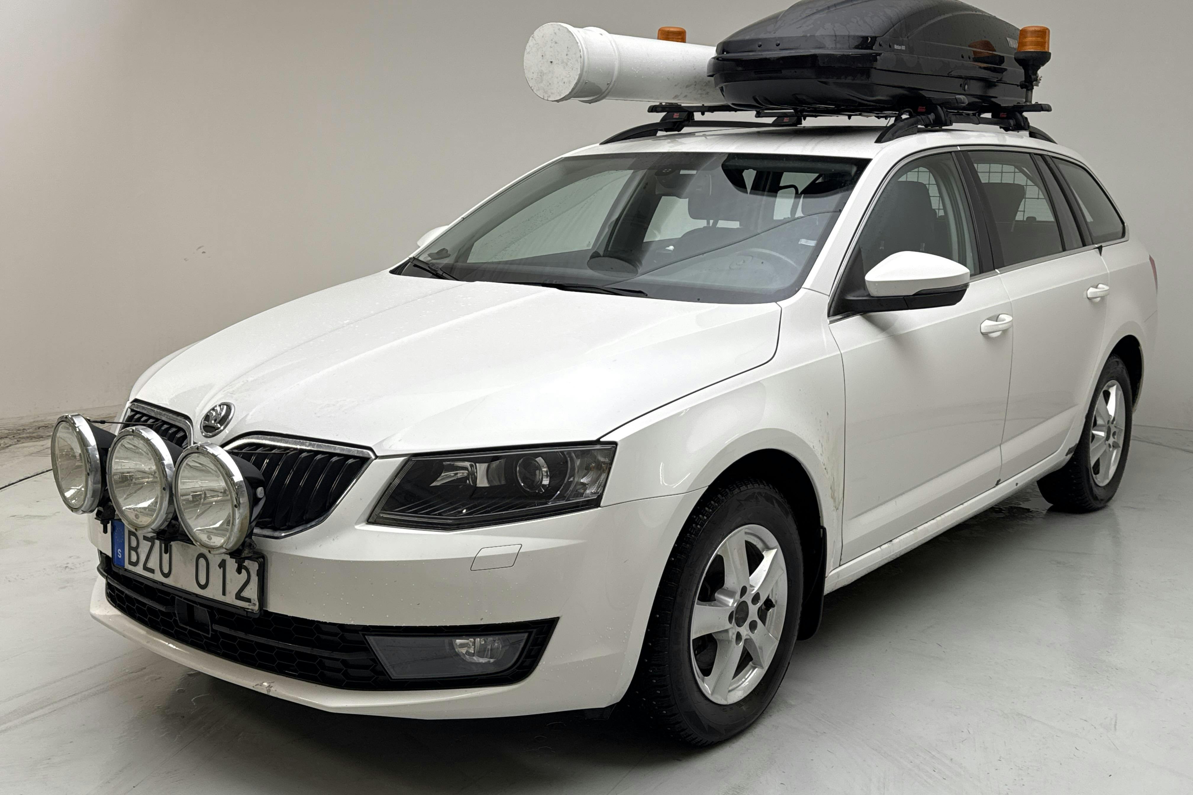 Presentation photo 1 of 12: Skoda Octavia III 1.6 TDI CR Combi 4X4 (105hk) - 117 430 km - Manual - white - 2014