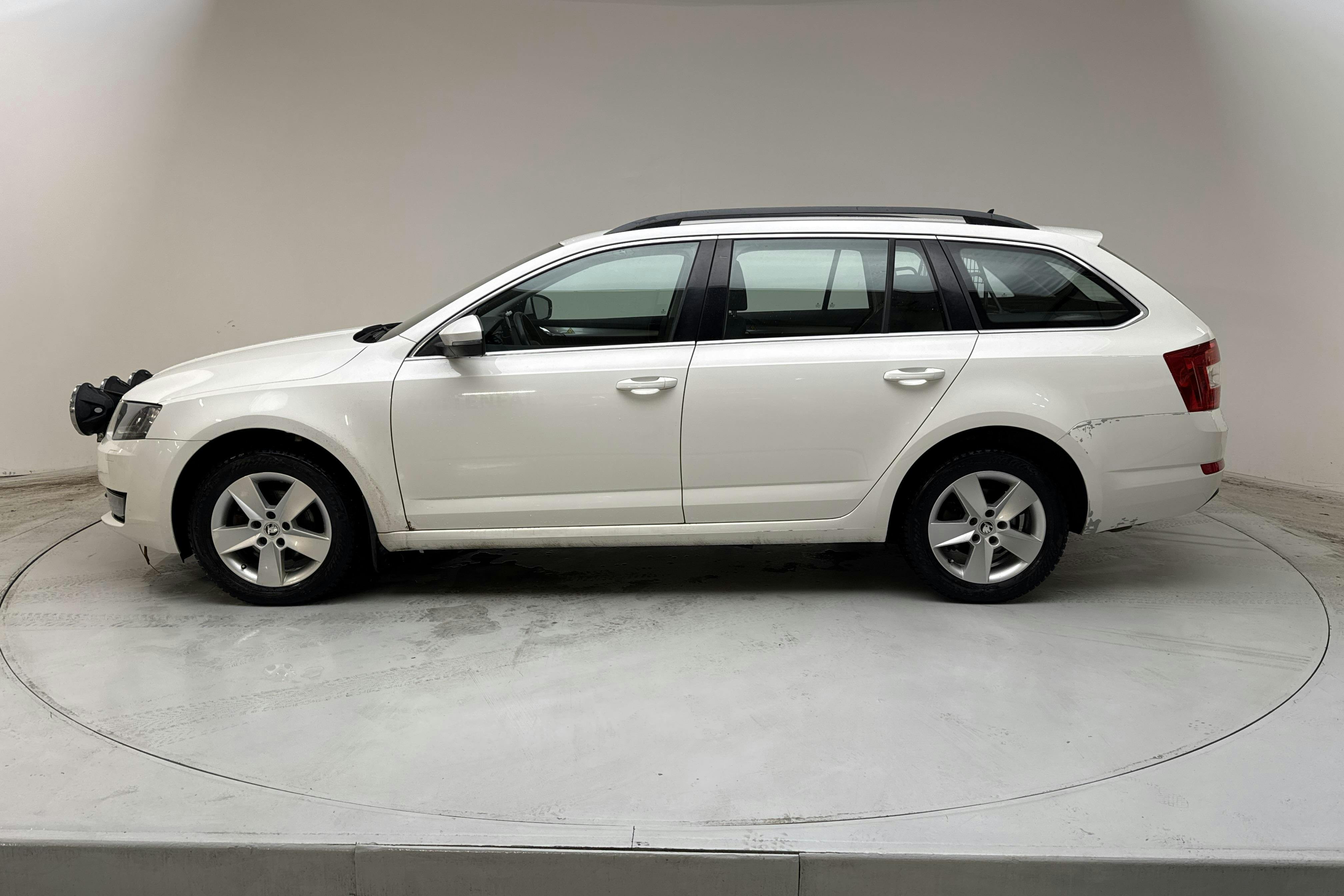 Presentation photo 2 of 13: Skoda Octavia III 1.6 TDI CR Combi 4X4 (105hk) - 139 540 km - Manual - white - 2014