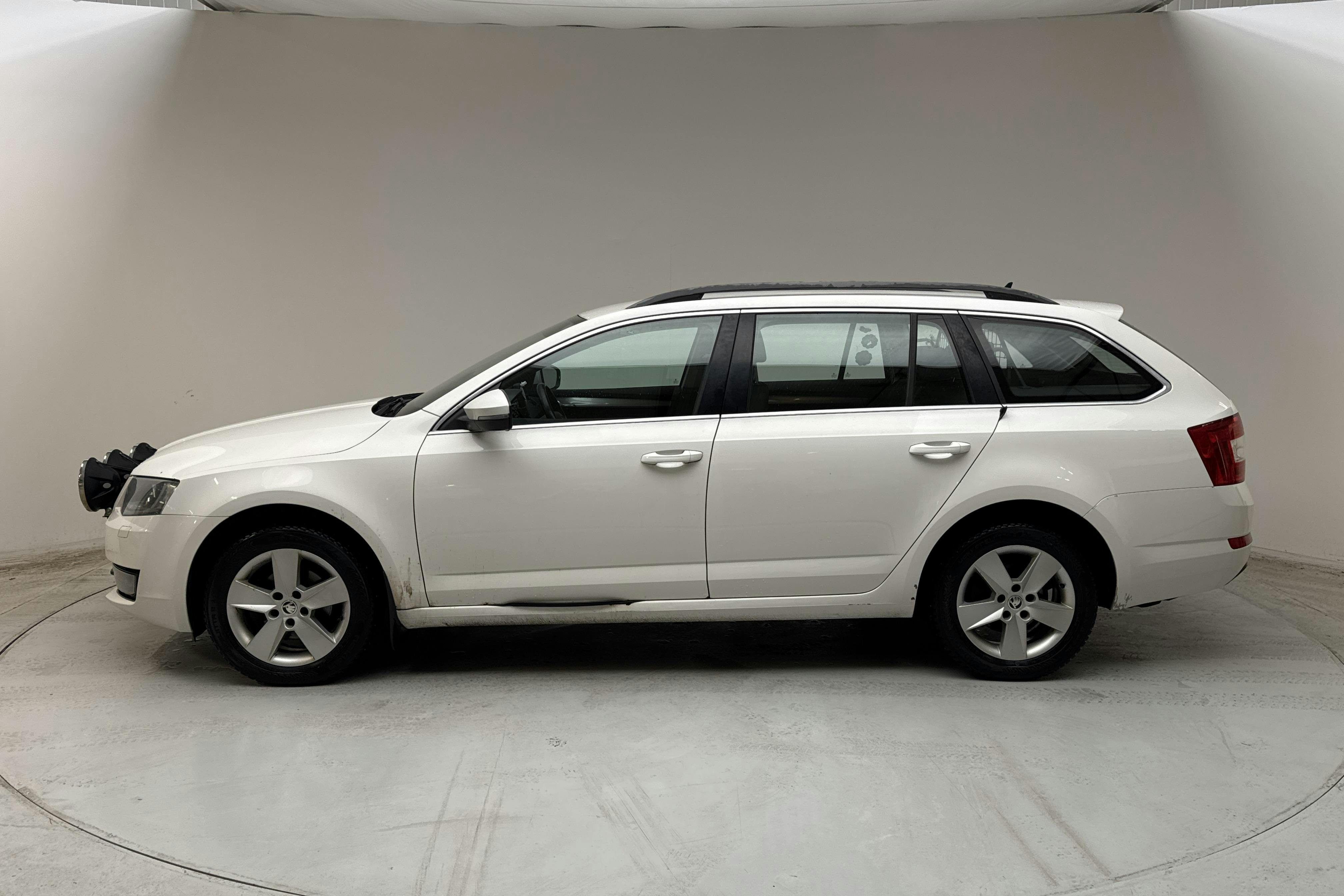 Presentation photo 2 of 13: Skoda Octavia III 1.6 TDI CR Combi 4X4 (105hk) - 217 580 km - Manual - white - 2014