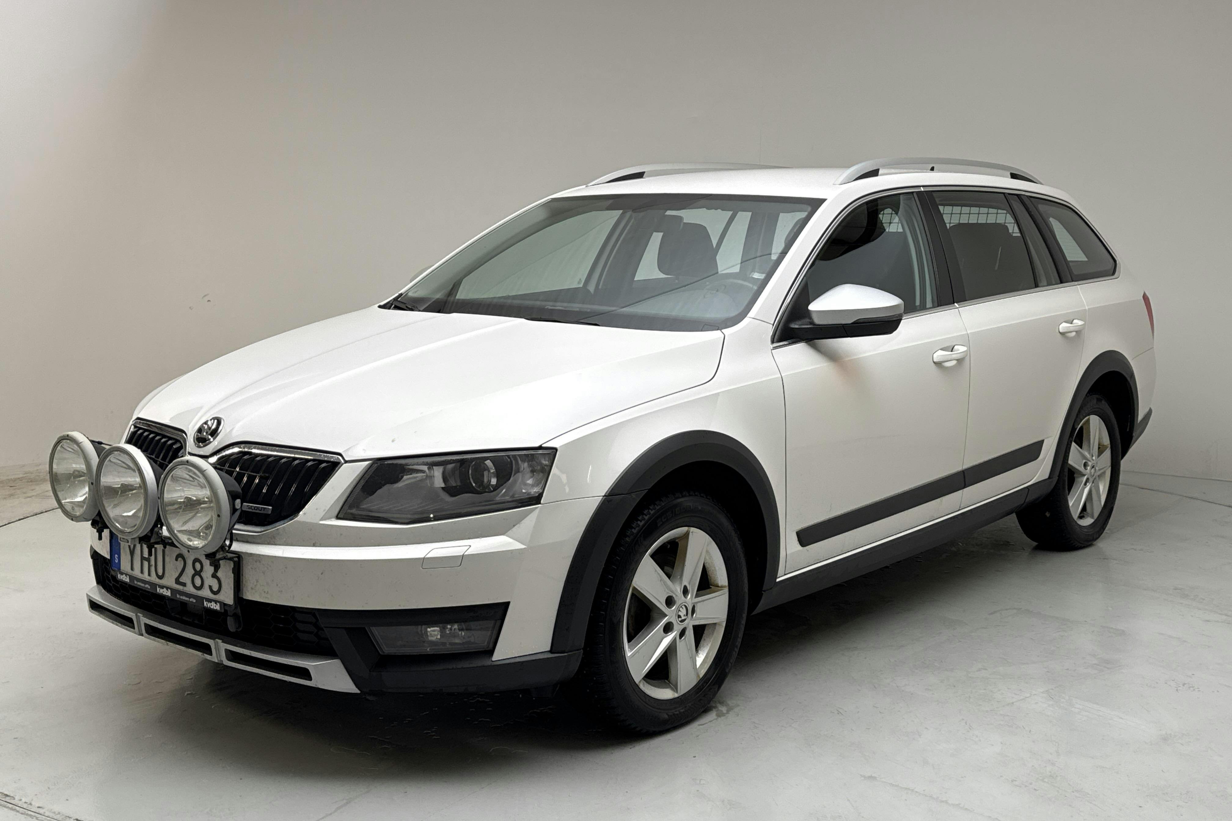 Presentation photo 1 of 15: Skoda Octavia Scout II 2.0 TDI 4X4 (150hk) - 160 320 km - Manual - white - 2017