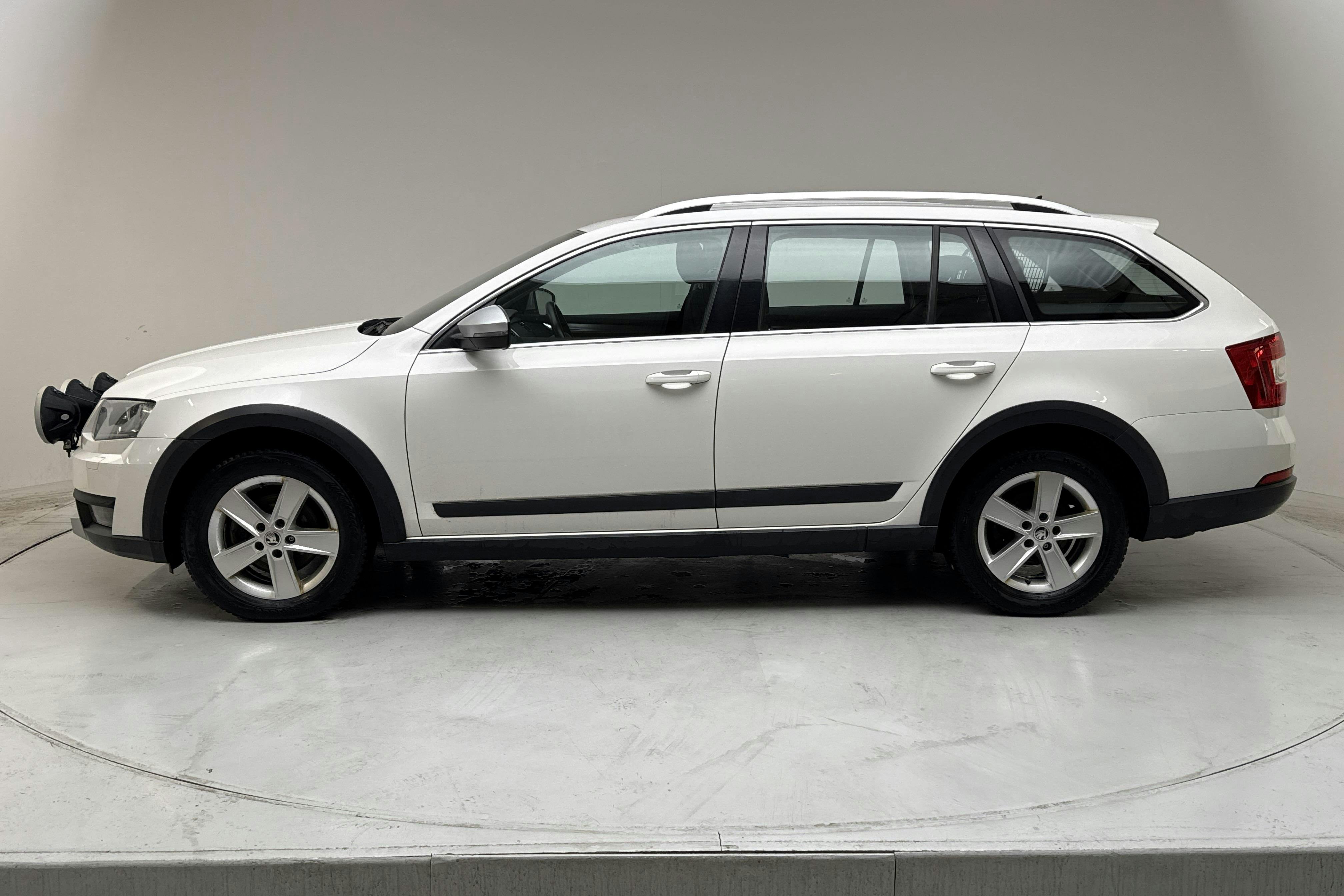 Presentation photo 2 of 15: Skoda Octavia Scout II 2.0 TDI 4X4 (150hk) - 160 320 km - Manual - white - 2017