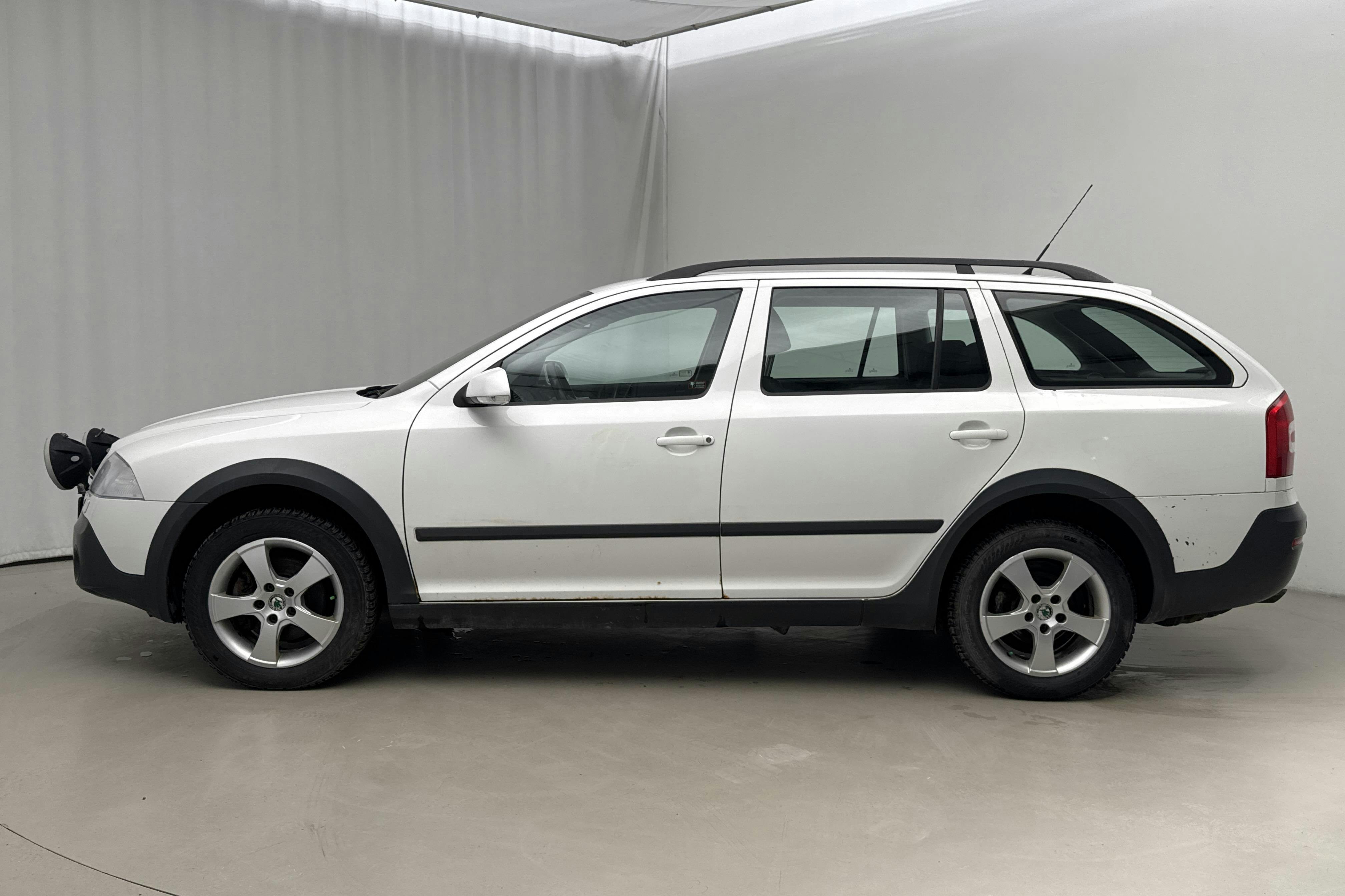 Presentation photo 2 of 17: Skoda Octavia Scout I 2.0 TDI (140hk) - 280 080 km - Manual - white - 2008