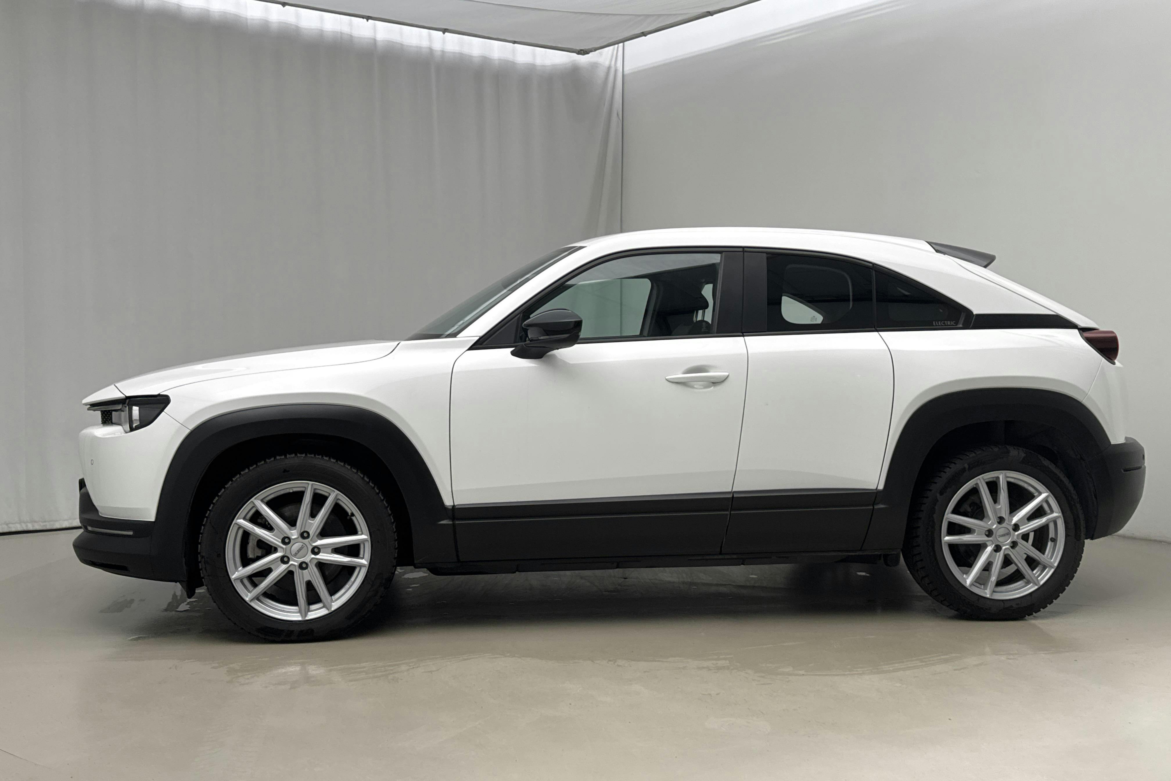 Präsentationsfoto 2 von 22: Mazda MX-30 e-Skyactiv (145hk) - 70 210 Kilometer - Verkaufsautomat - Weiß - 2021