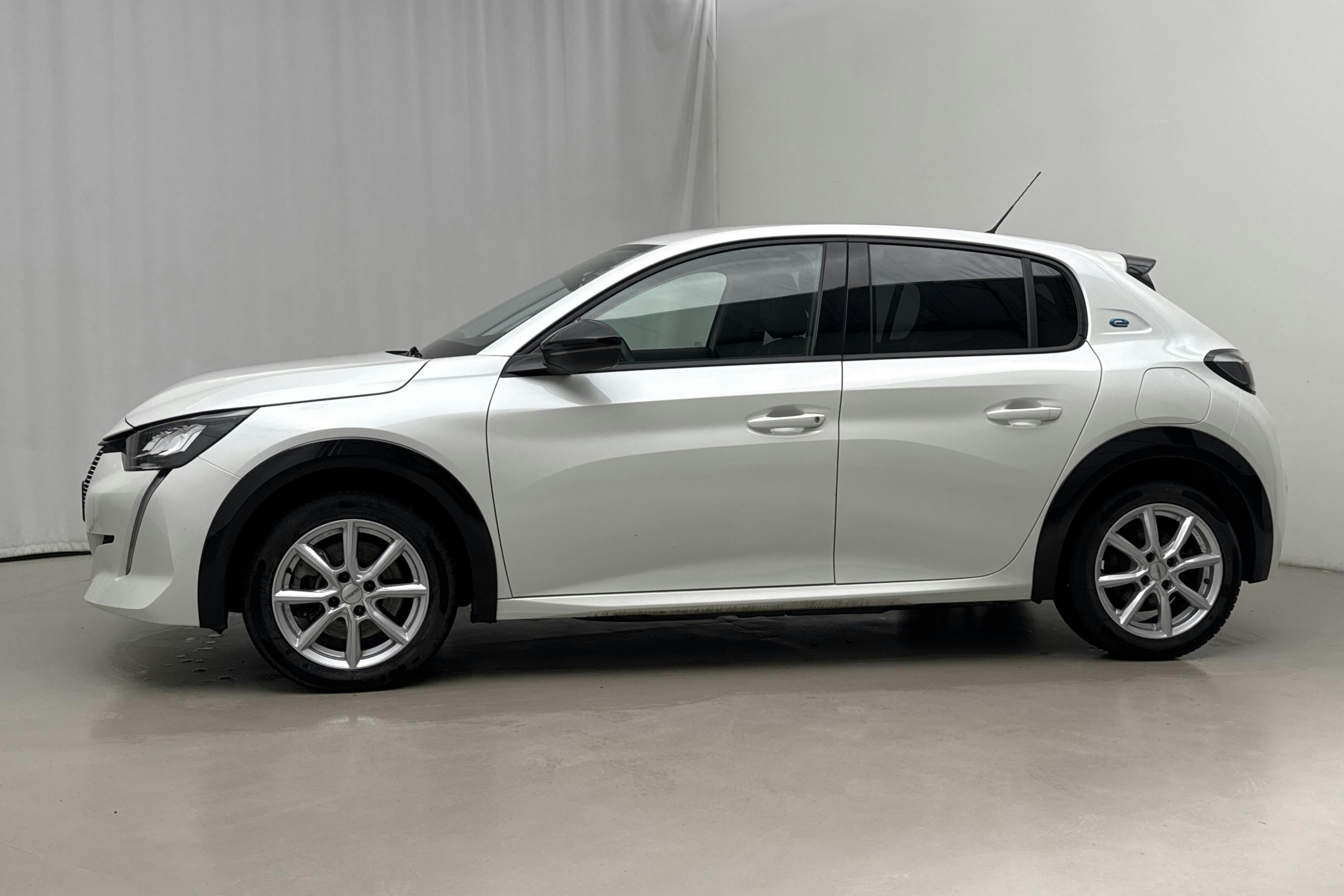 Zdjęcie prezentacyjne 2 z 20: Peugeot e-208 50kWh 5dr (136hk) - 43 110 km - Automatyczna - biały - 2022