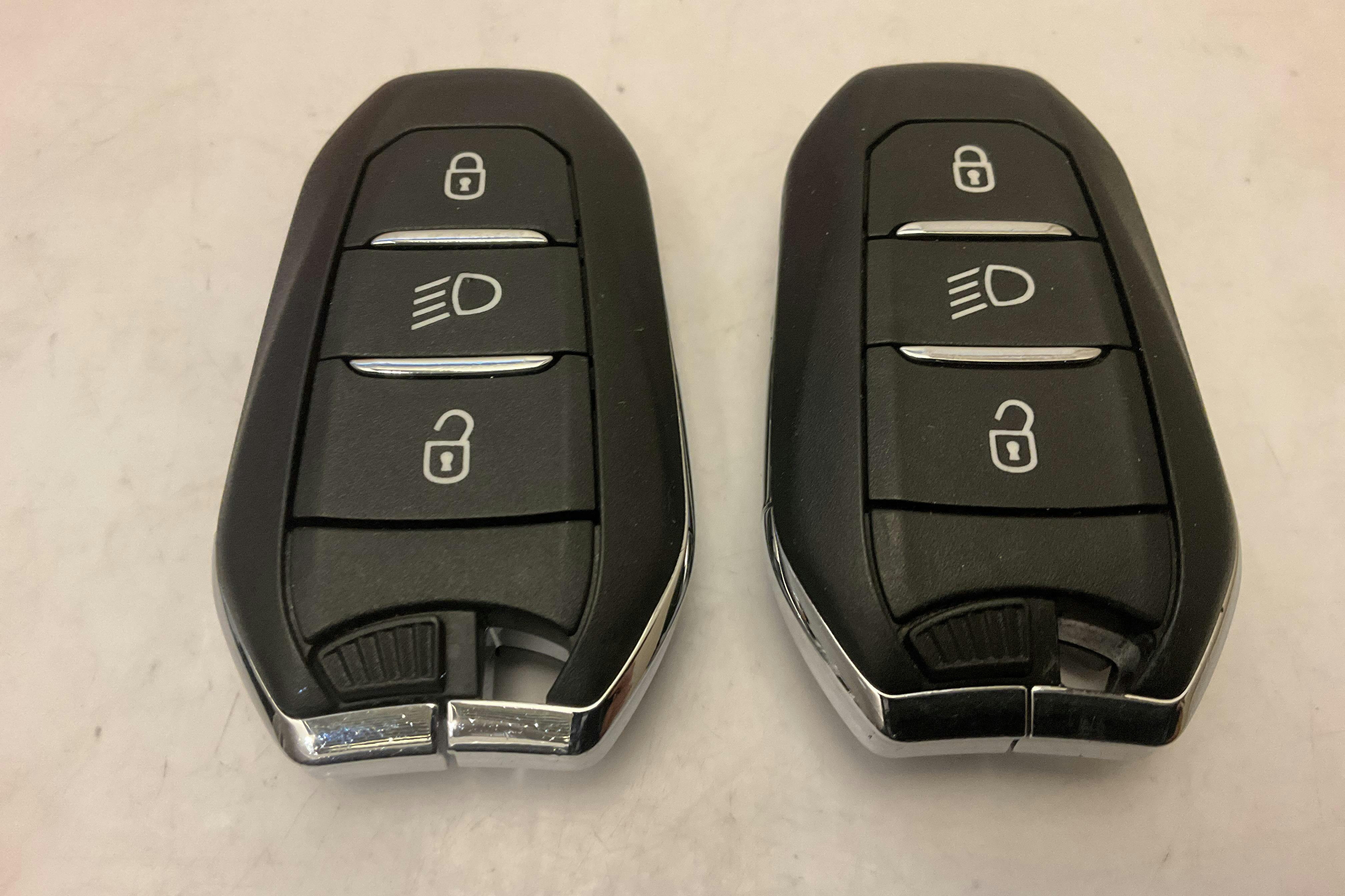 Presentationsfoto 17 av 17: Peugeot e-2008 50kWh (136hk) - 9 638 mil - Automat - svart - 2022