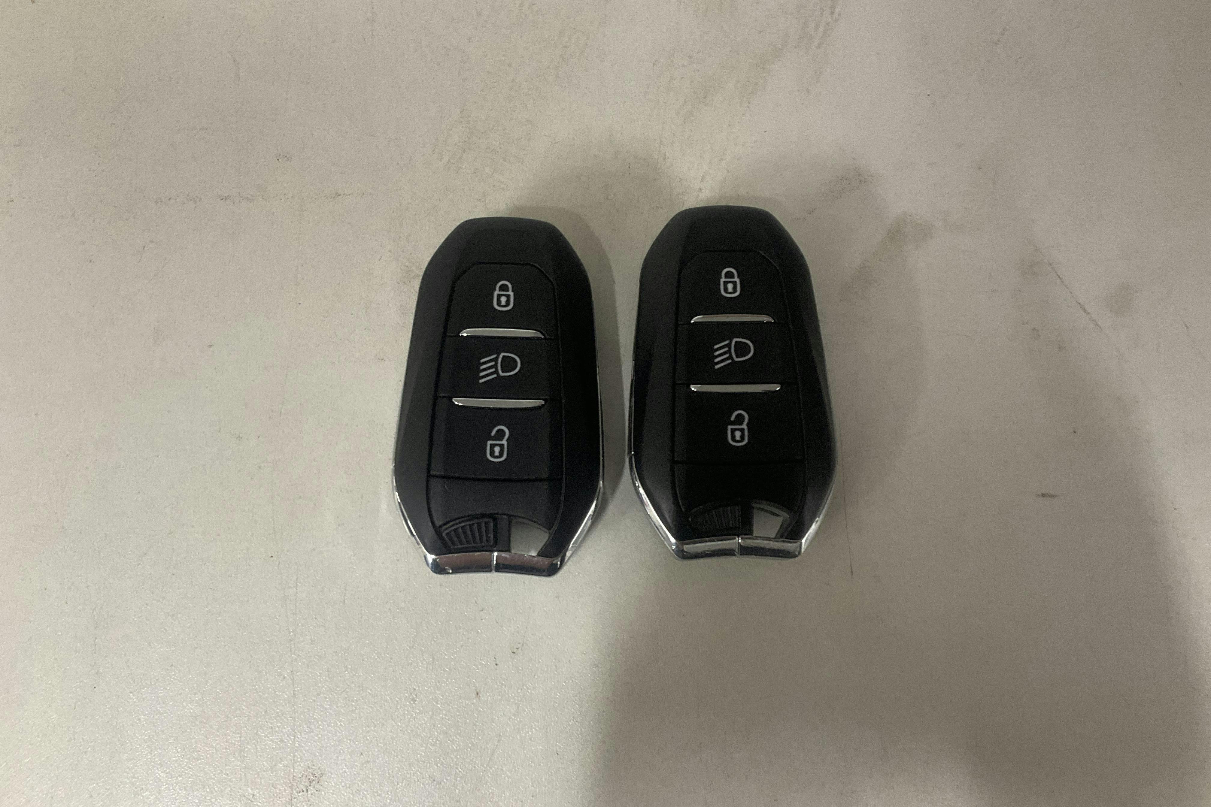 Präsentationsfoto 16 von 16: Peugeot e-208 50kWh 5dr (136hk) - 62 130 Kilometer - Verkaufsautomat - grau - 2022