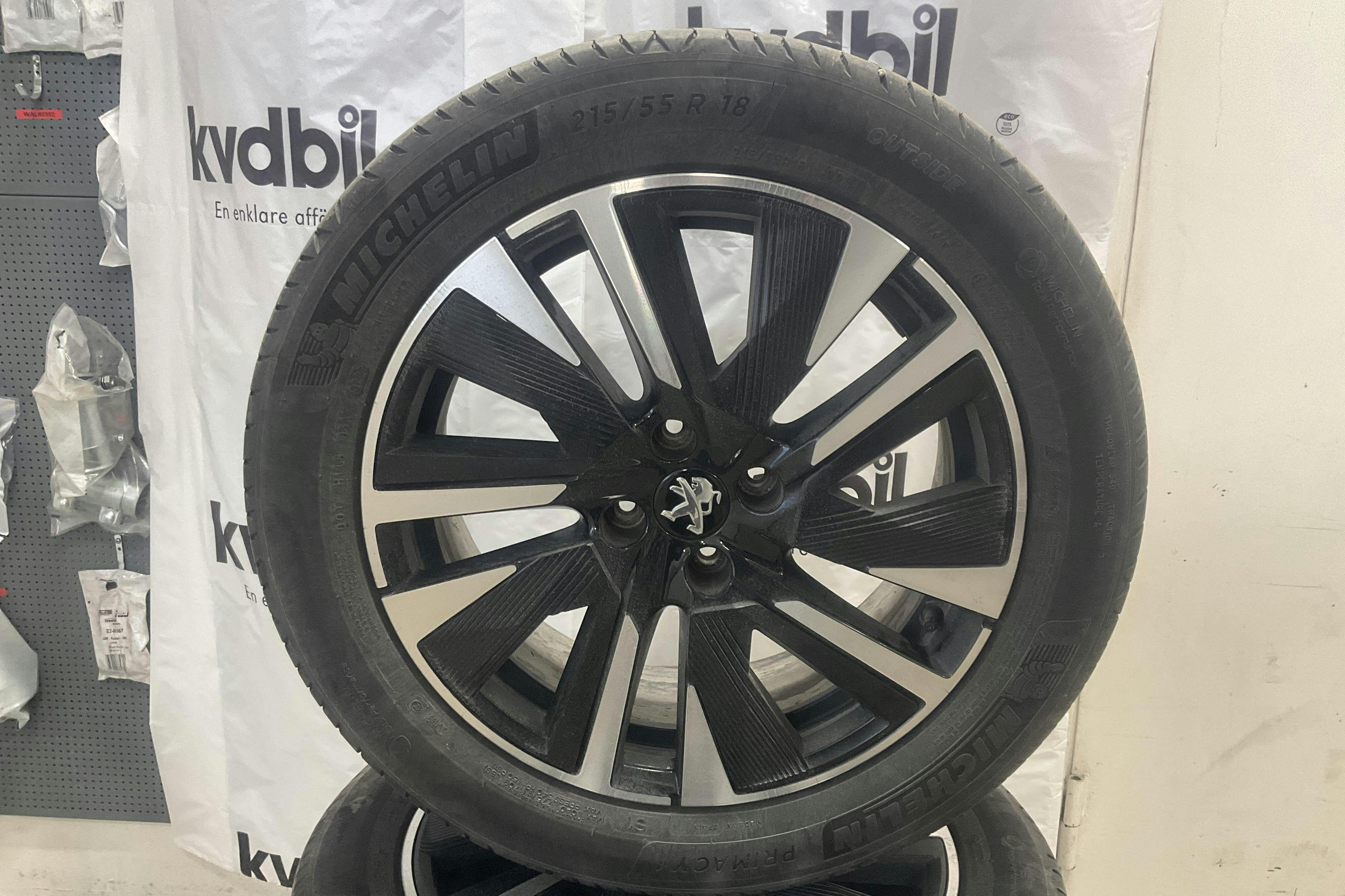 Präsentationsfoto 17 von 17: Peugeot e-2008 50kWh (136hk) - 54 170 Kilometer - Verkaufsautomat - Weiß - 2022