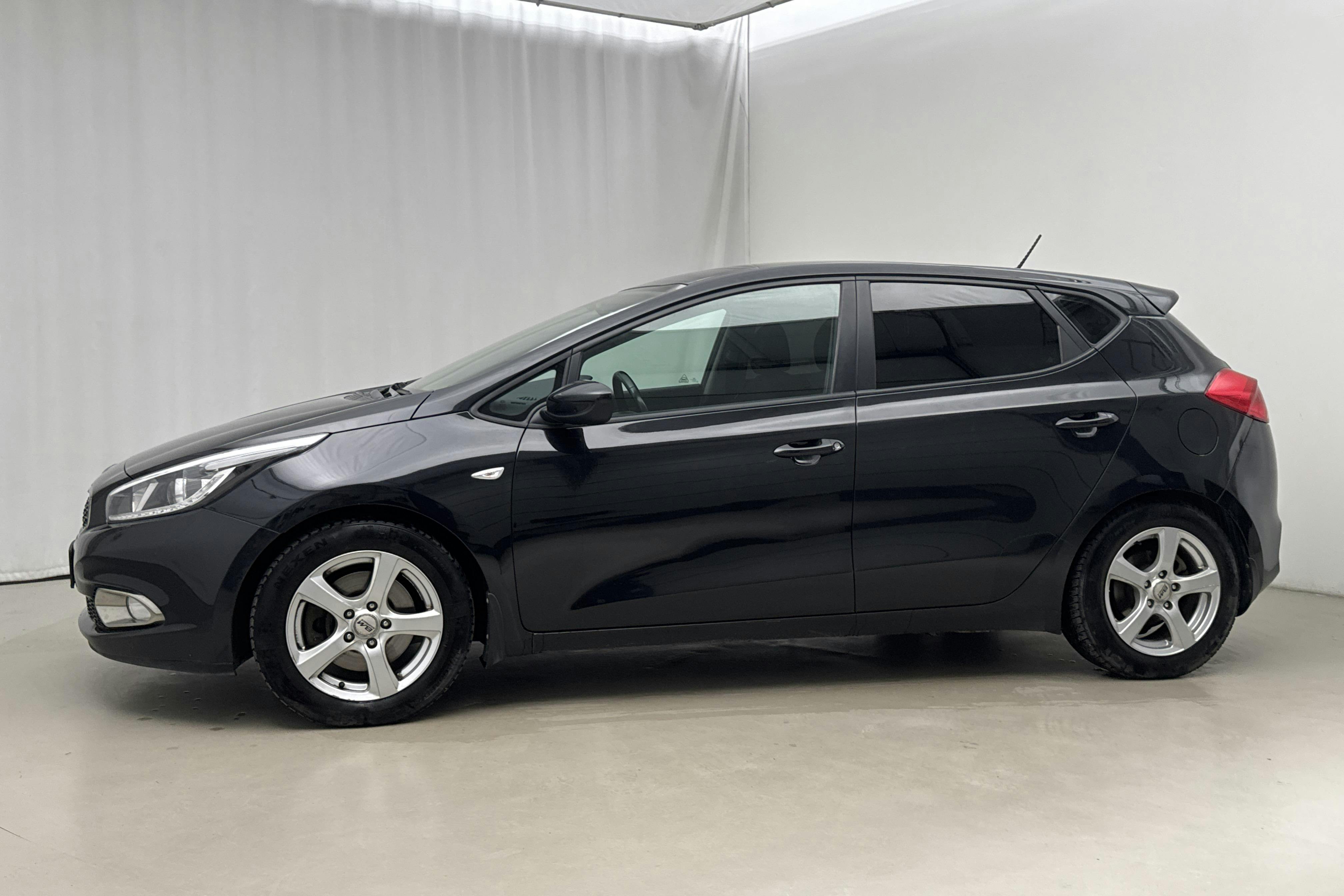 Presentation photo 2 of 16: KIA Cee'd 1.4 5dr (100hk) - 127 640 km - Manual - black - 2013