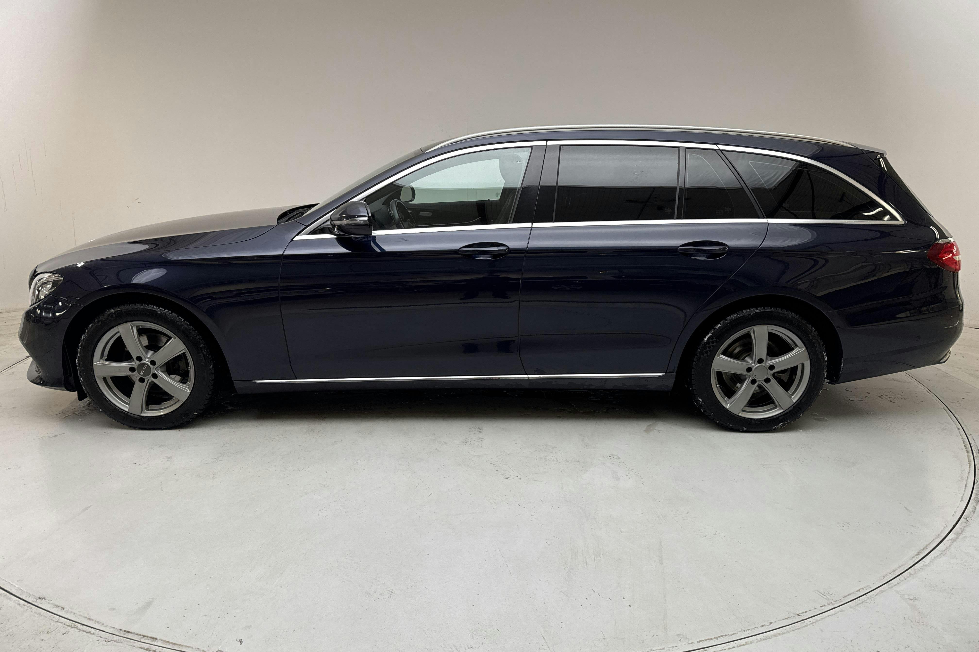Presentationsfoto 2 av 15: Mercedes E 200 d Kombi S213 (150hk) - 17 518 mil - Automat - Dark Blue - 2018
