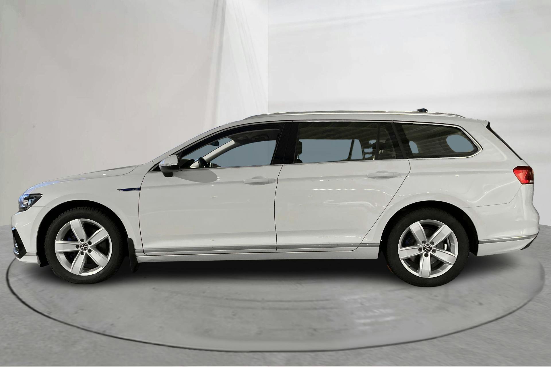 Presentation photo 2 of 19: VW Passat 1.4 GTE Sportscombi (218hk) - 60 840 km - Automatic - white - 2023