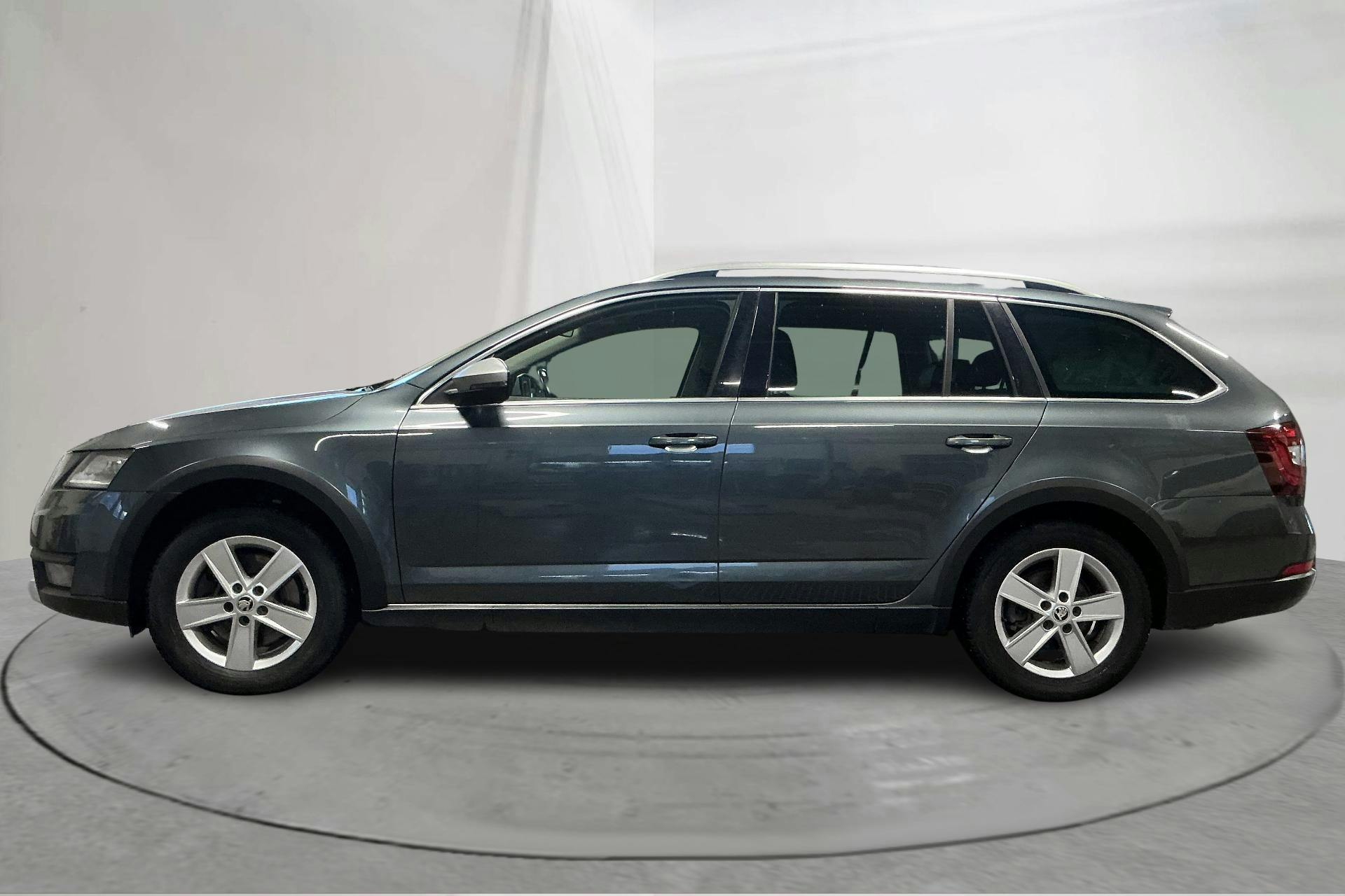 Presentation photo 2 of 16: Skoda Octavia Scout II 2.0 TDI 4X4 (184hk) - 140 900 km - Automatic - gray - 2020