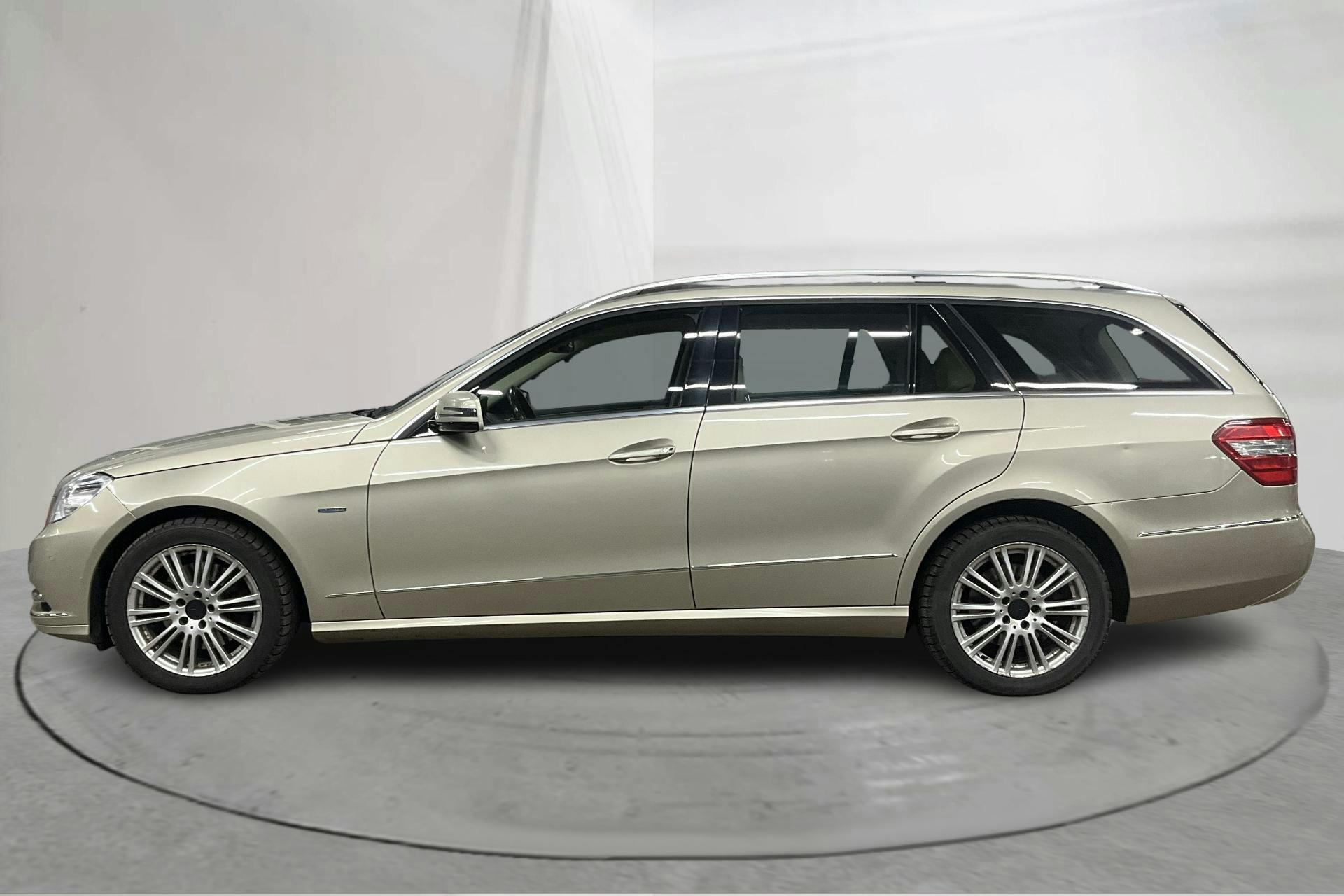 Presentation photo 2 of 19: Mercedes E 350 CDI BlueEfficiency Kombi 4Matic S212 (231hk) - 176 780 km - Automatic - Light Brown - 2011