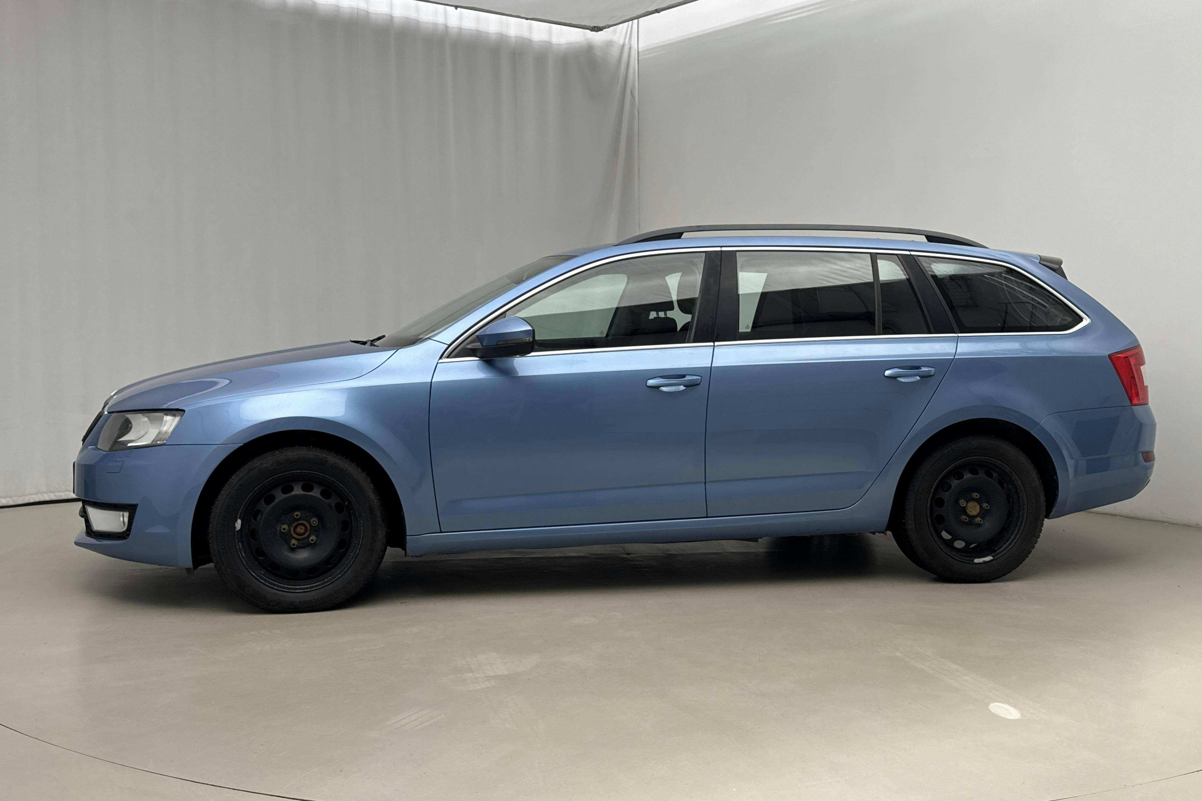 Presentation photo 2 of 17: Skoda Octavia III 1.6 TDI GreenLine CR Combi (110hk) - 209 270 km - Manual - blue - 2015
