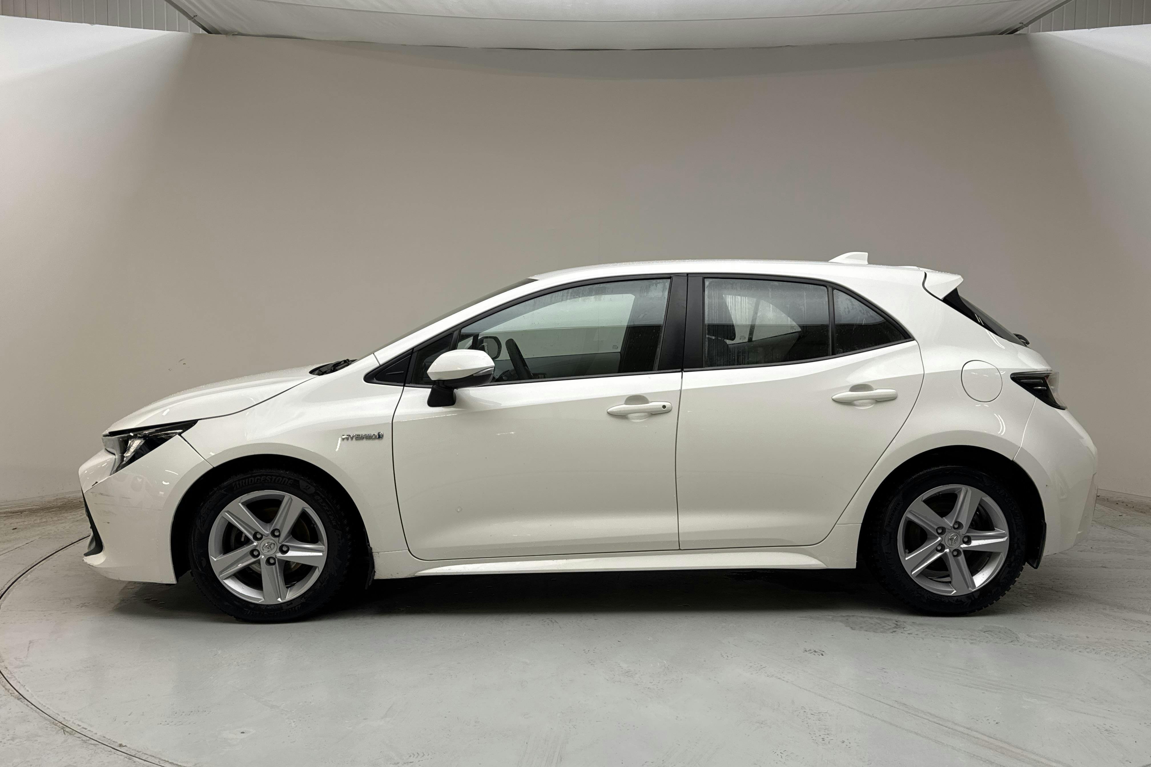 Esittelykuva 2 osoitteesta 12: Toyota Corolla 1.8 Hybrid 5dr (122hk) - 130 510 km - Automaattinen - valkoinen - 2019